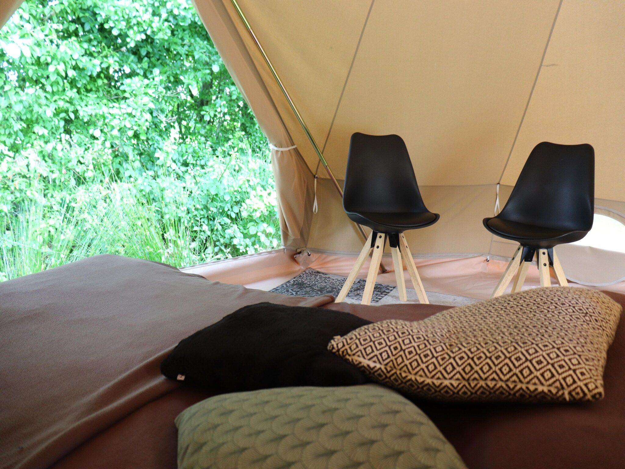 Sfeerbeeld van Glamour tent 'Kreas'" in Twijzel
