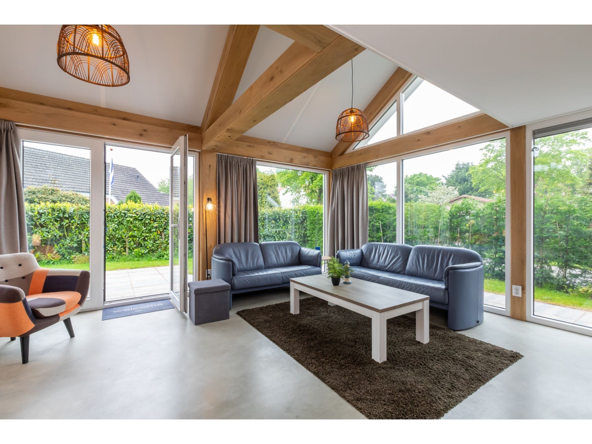 De woonkamer van Kloosterweg 85 in Burgh Haamstede