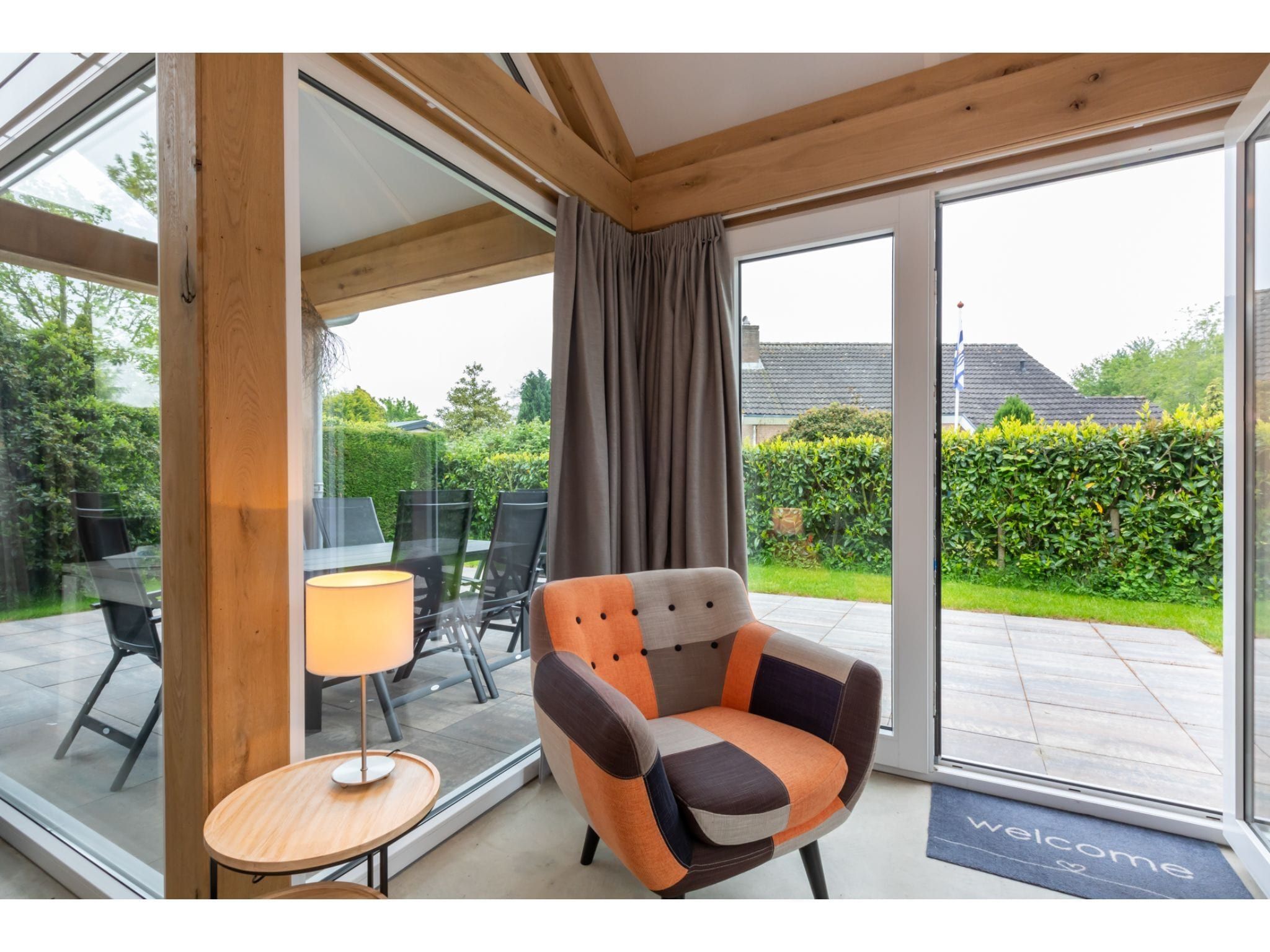De woonkamer van Kloosterweg 85 in Burgh Haamstede