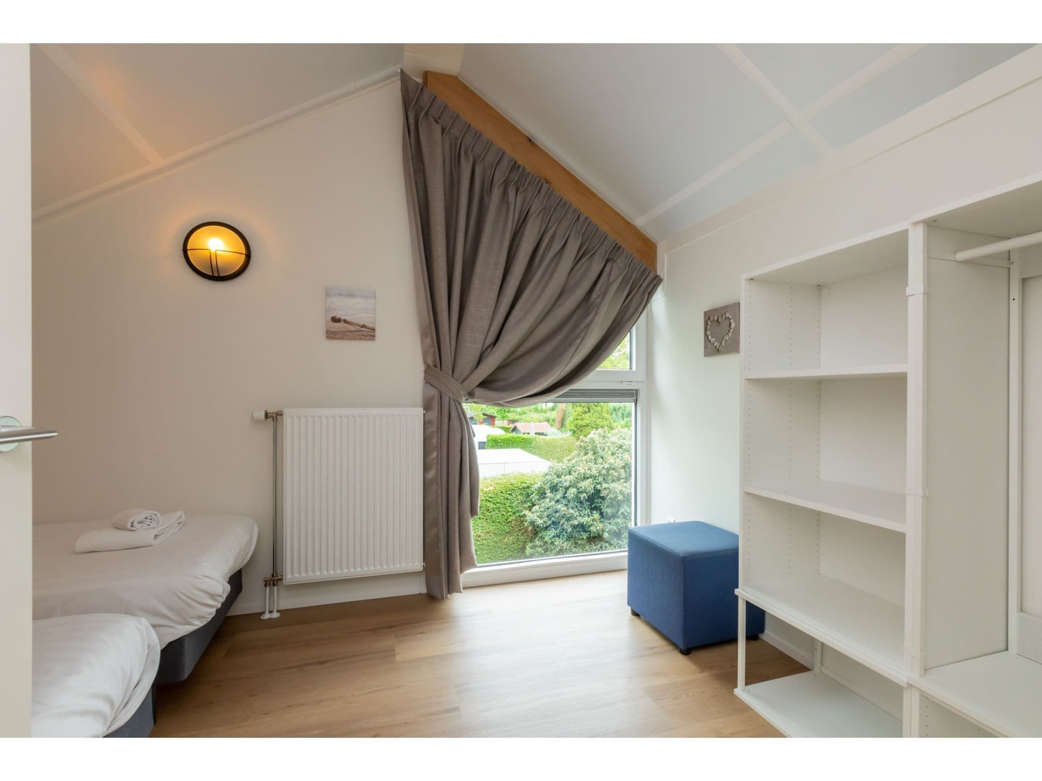 Een slaapkamer van Kloosterweg 85 in Burgh Haamstede