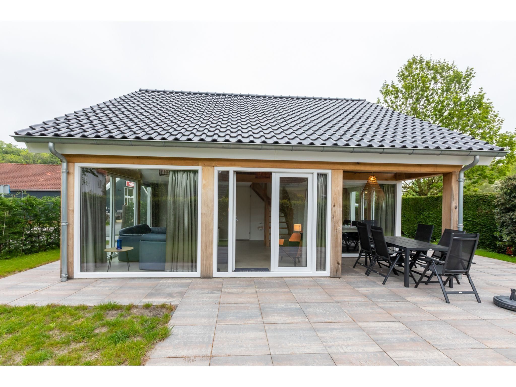 Het terras van Kloosterweg 85 in Burgh Haamstede