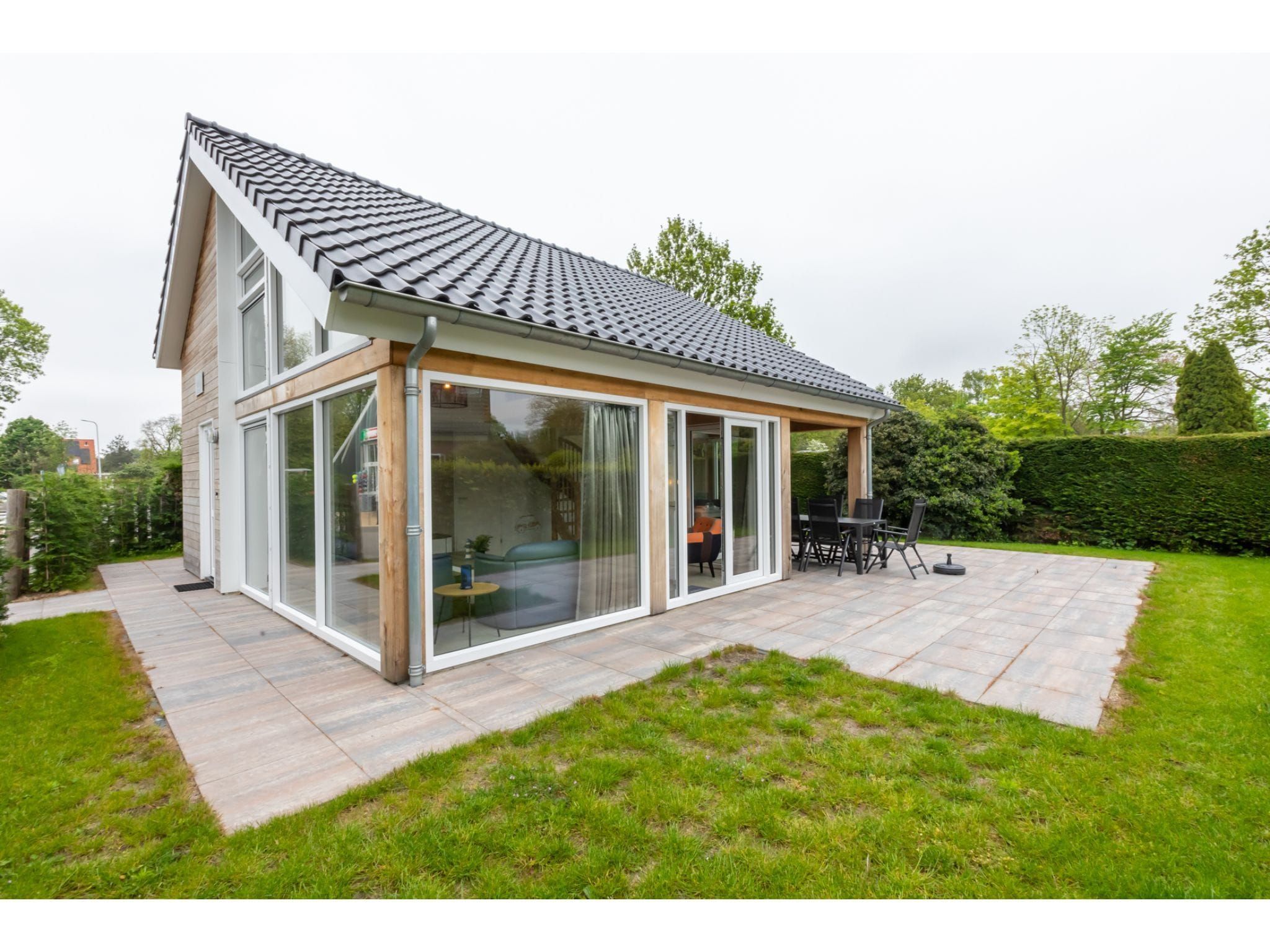 De tuin van Kloosterweg 85 in Burgh Haamstede