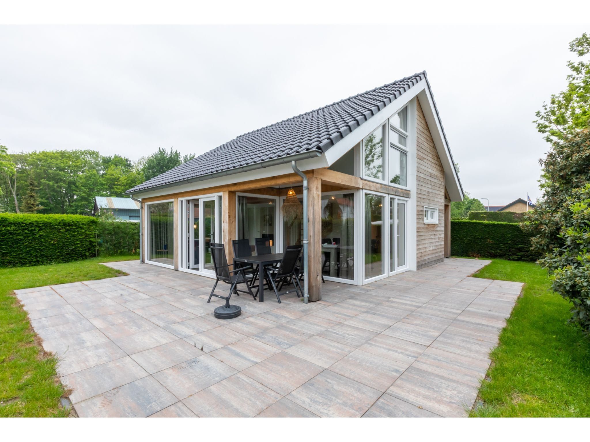 Het terras van Kloosterweg 85 in Burgh Haamstede