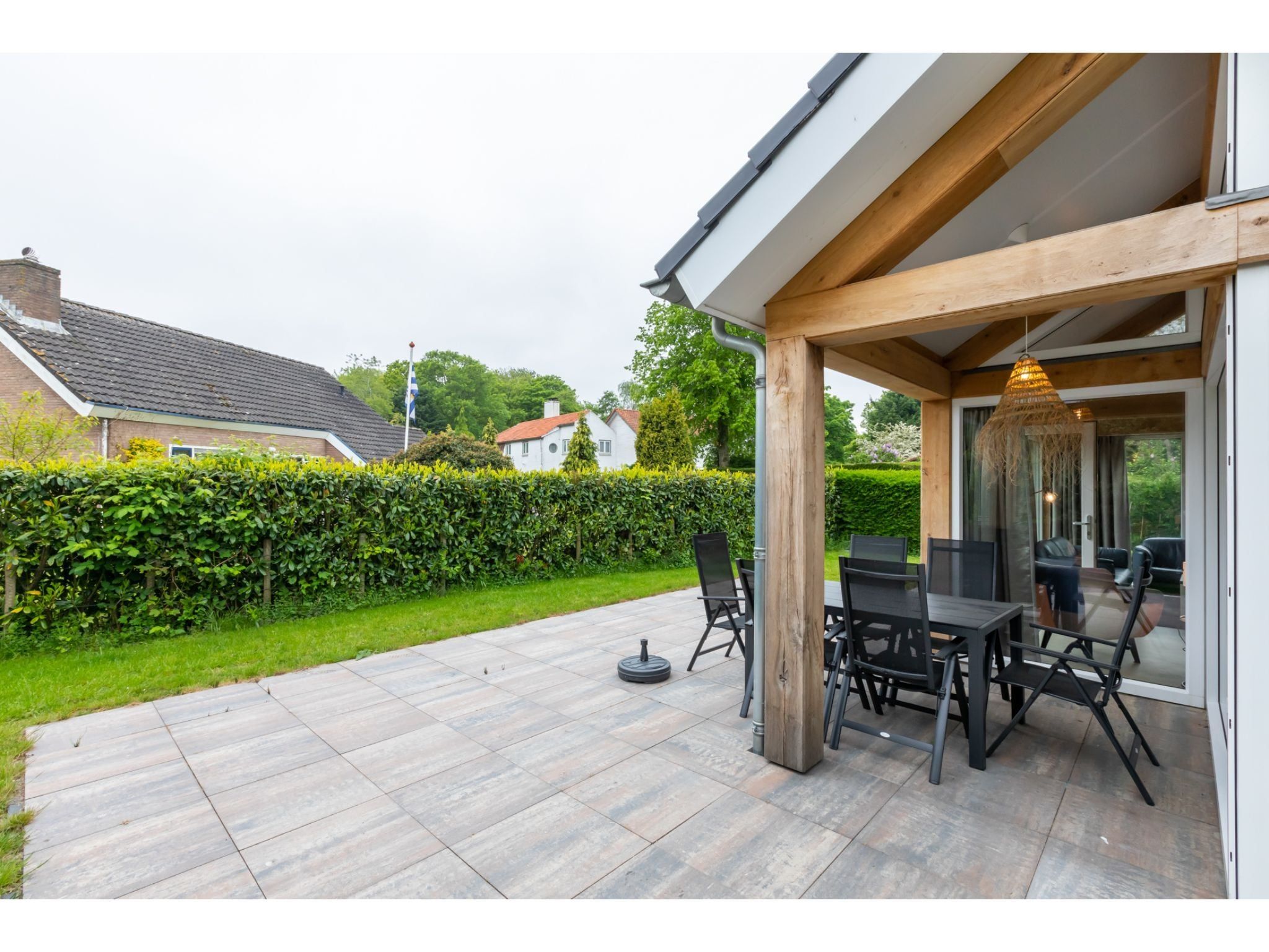Het terras van Kloosterweg 85 in Burgh Haamstede