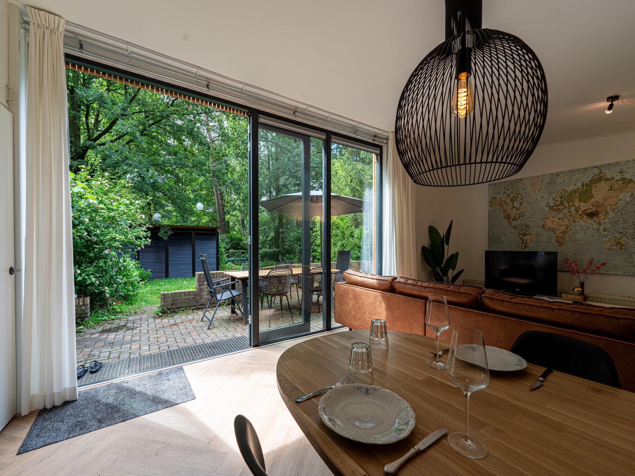 De eetkamer van Wellnes suite in Zelhem