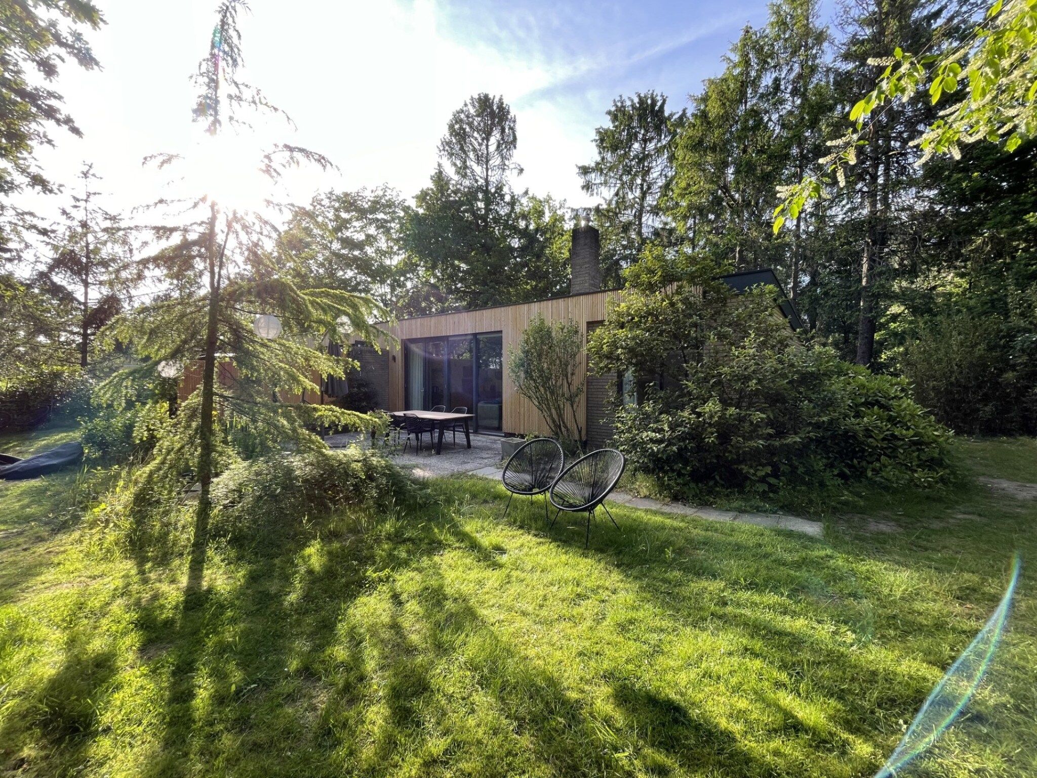 De tuin van Duo Suite wellness in Zelhem