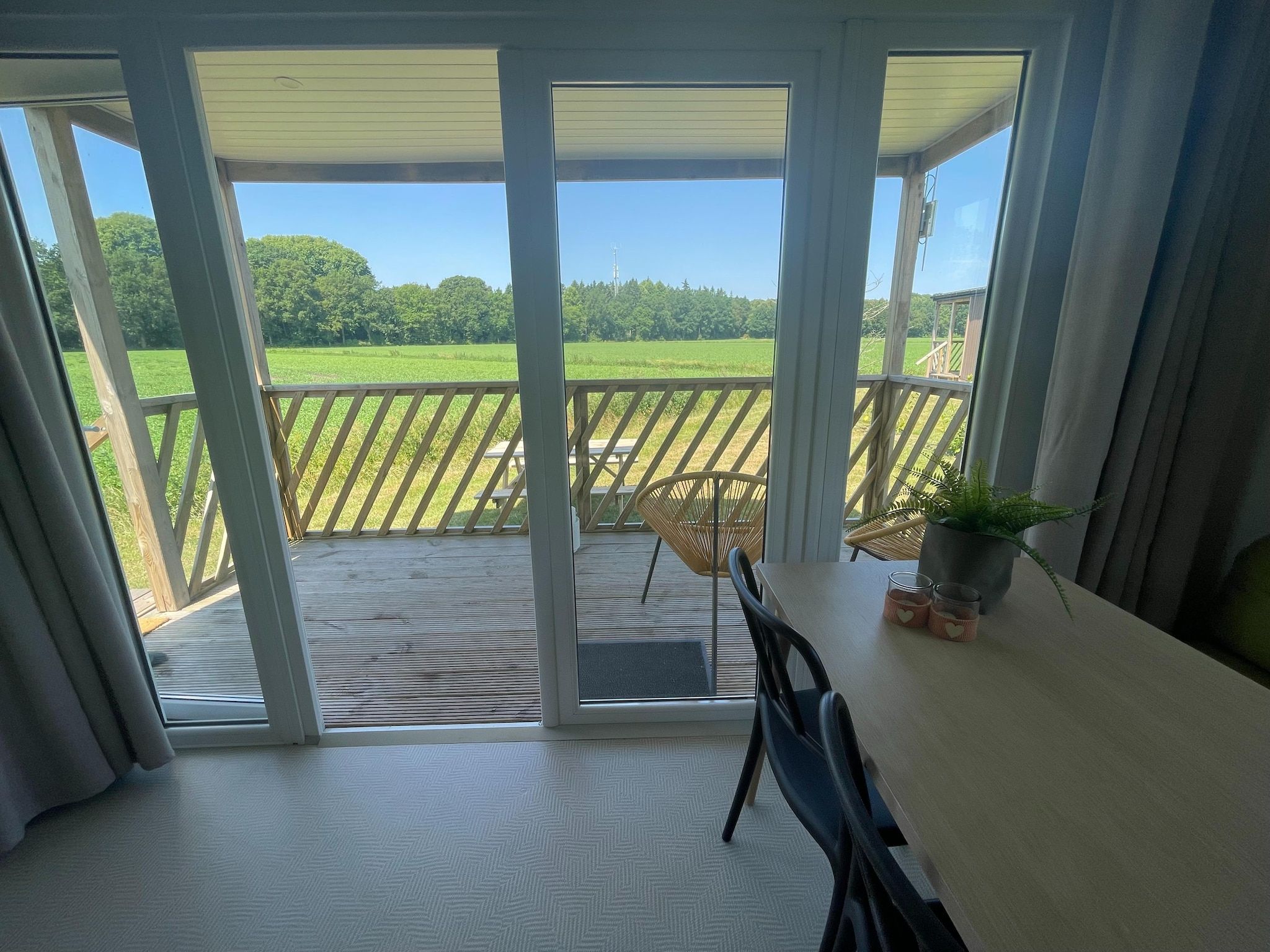 De woonkamer van Elperhof Leberenlodge in Schoonloo