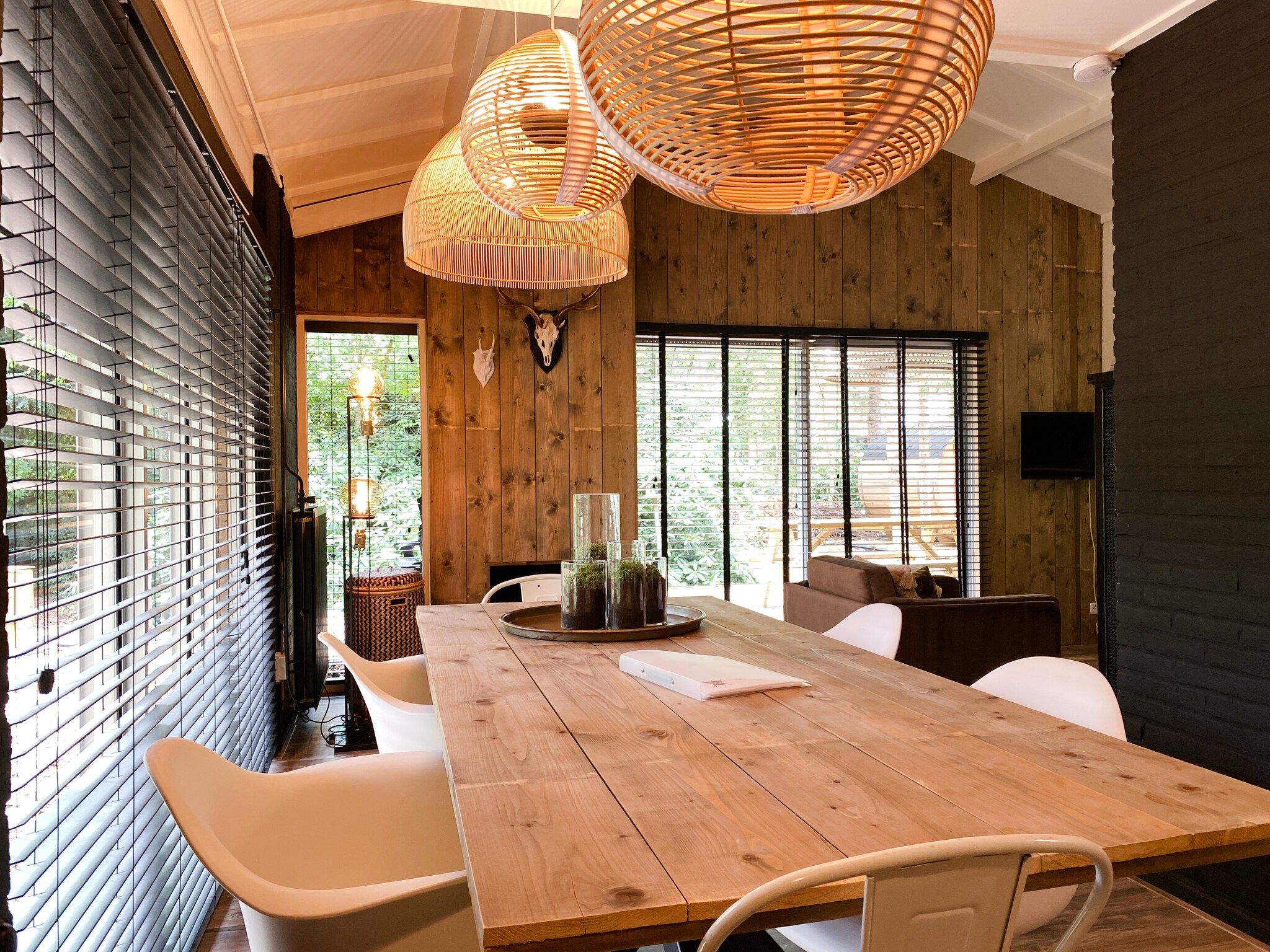 De woonkamer van Dutch Cabin Houses C66 in Rheezerveen