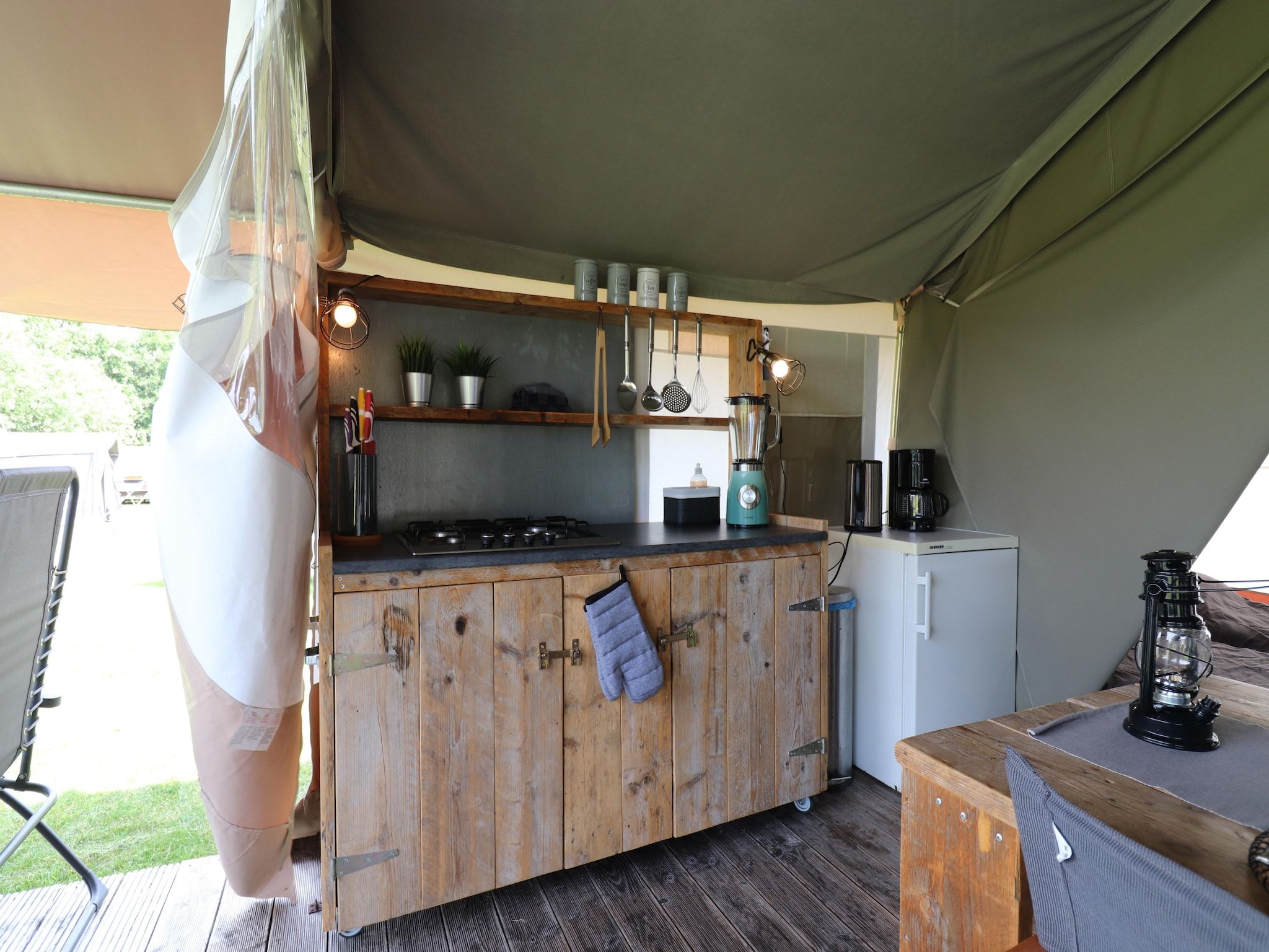 De keuken van Safaritent 'Gaadlik' in Twijzel