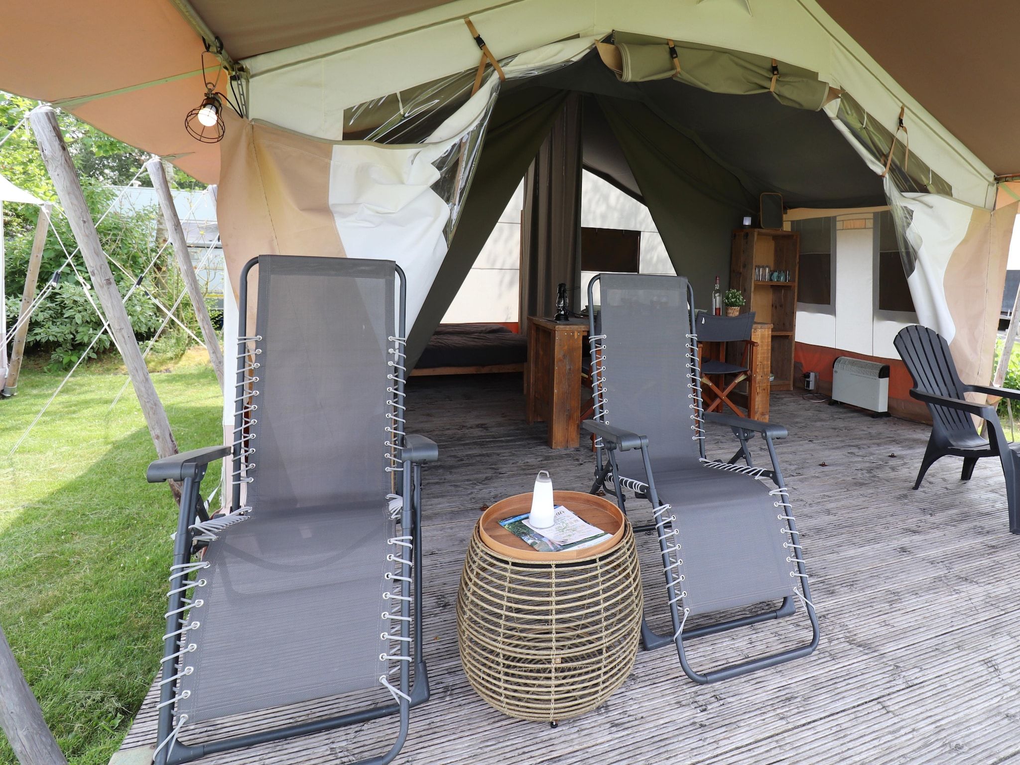 Het terras van Safaritent 'Gaadlik' in Twijzel