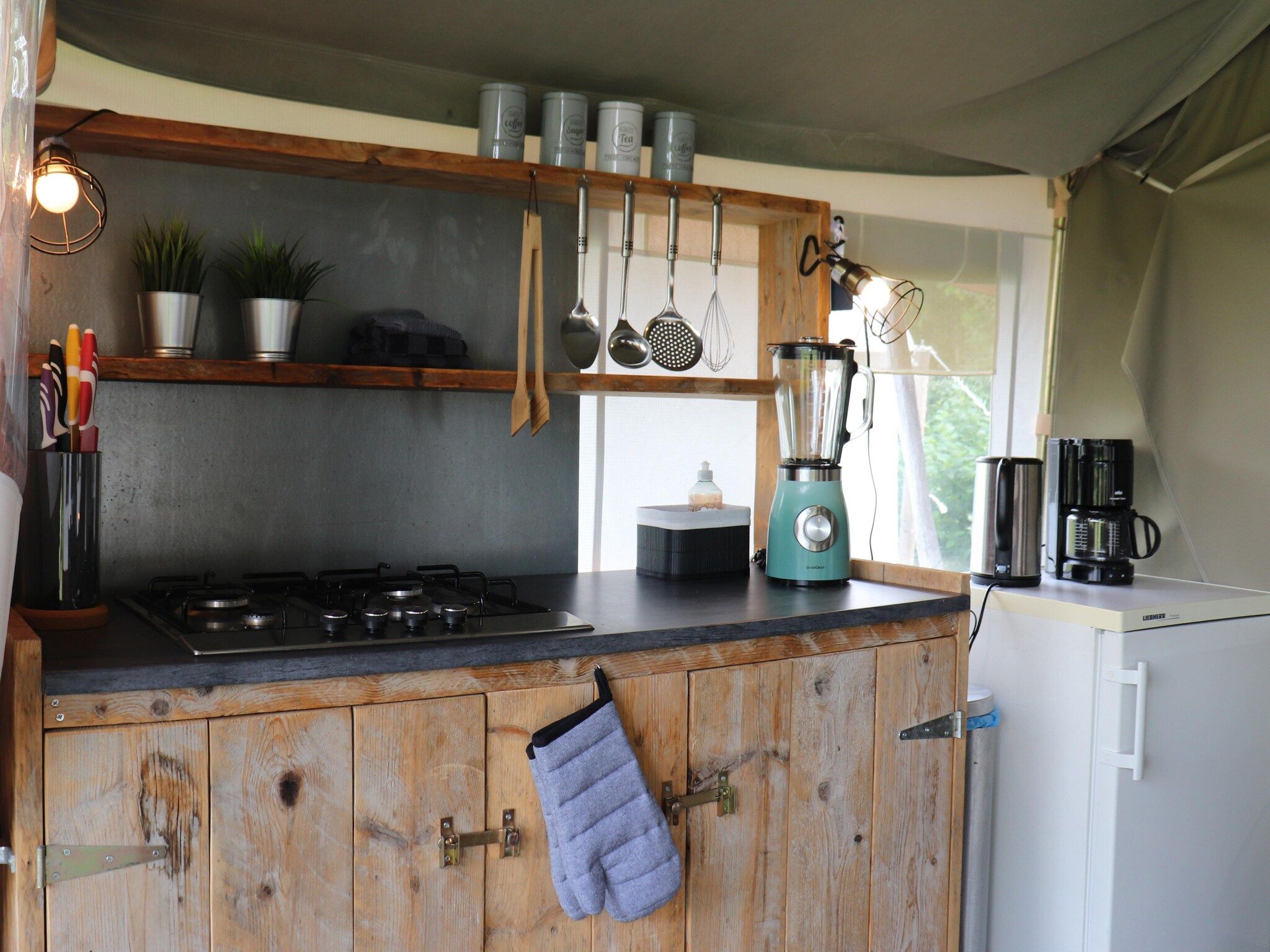 De keuken van Safaritent 'Gaadlik' in Twijzel