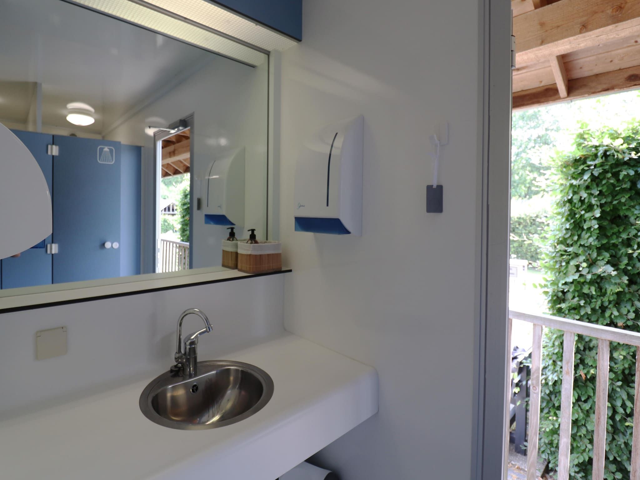De badkamer van Glamour tent 'Smuk' in Twijzel