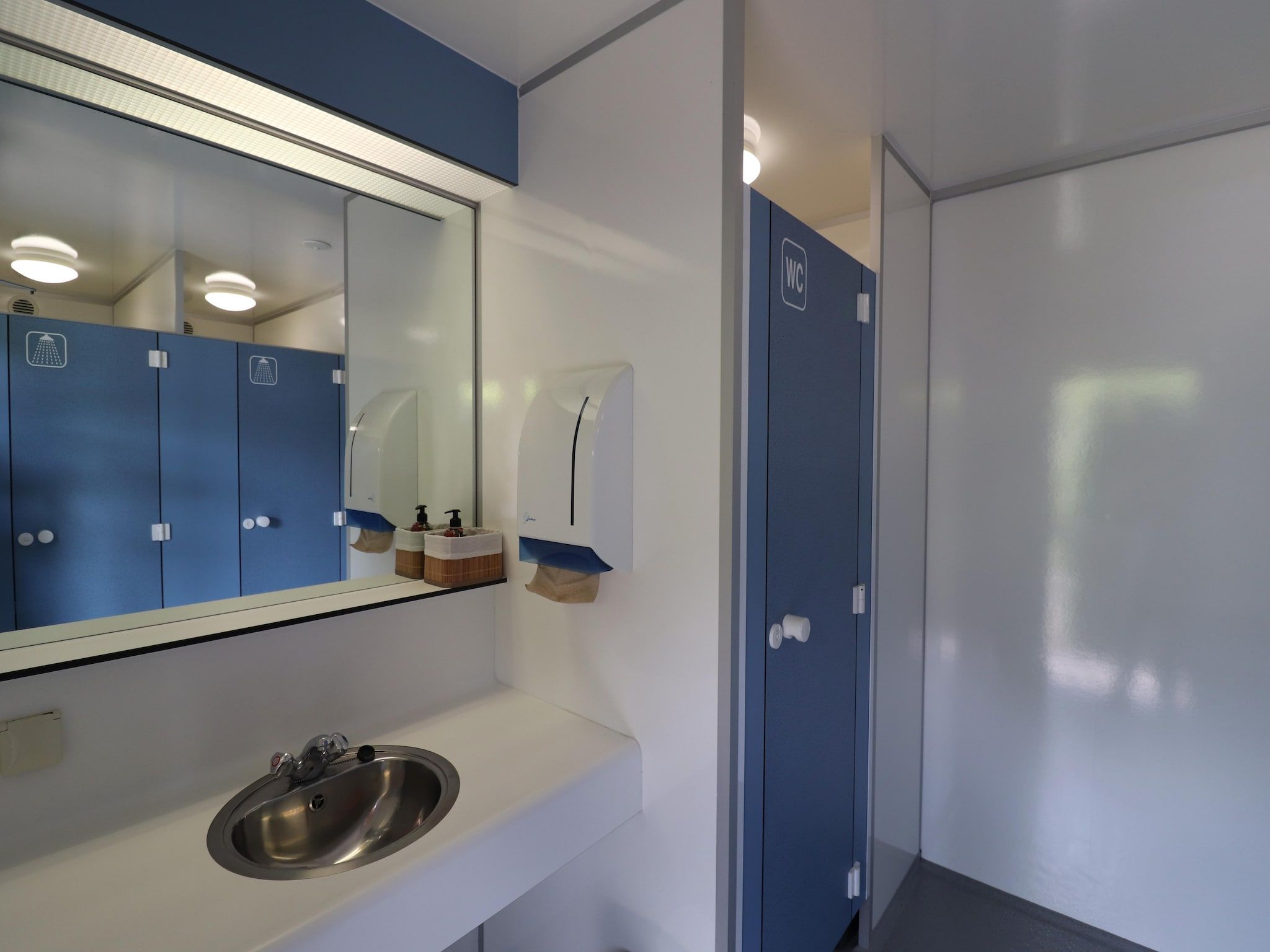 De badkamer van Glamour tent 'Smuk' in Twijzel