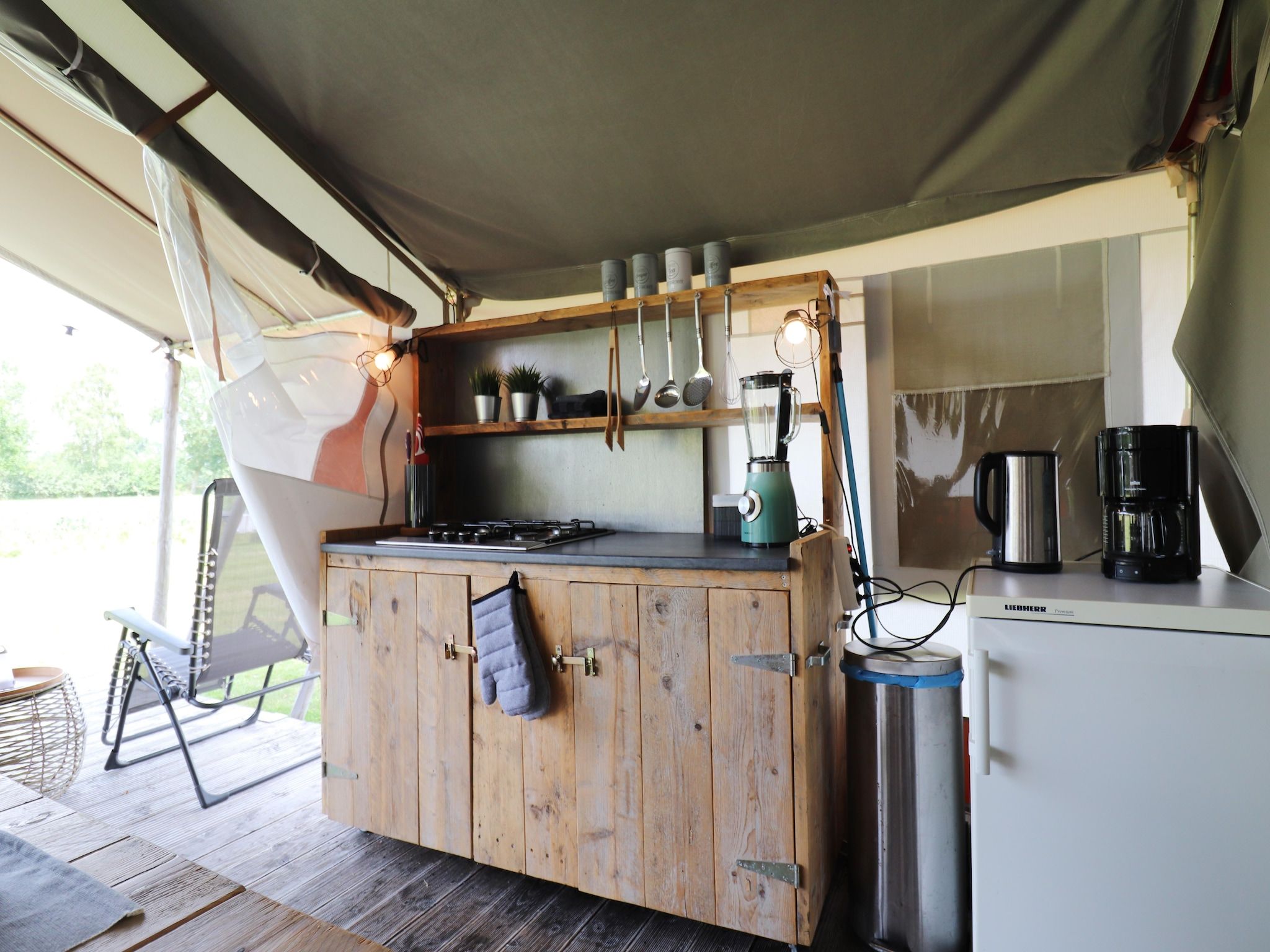 De keuken van Twee safaritenten "Noflik" & "Gaadlik" naast elkaar in Twijzel