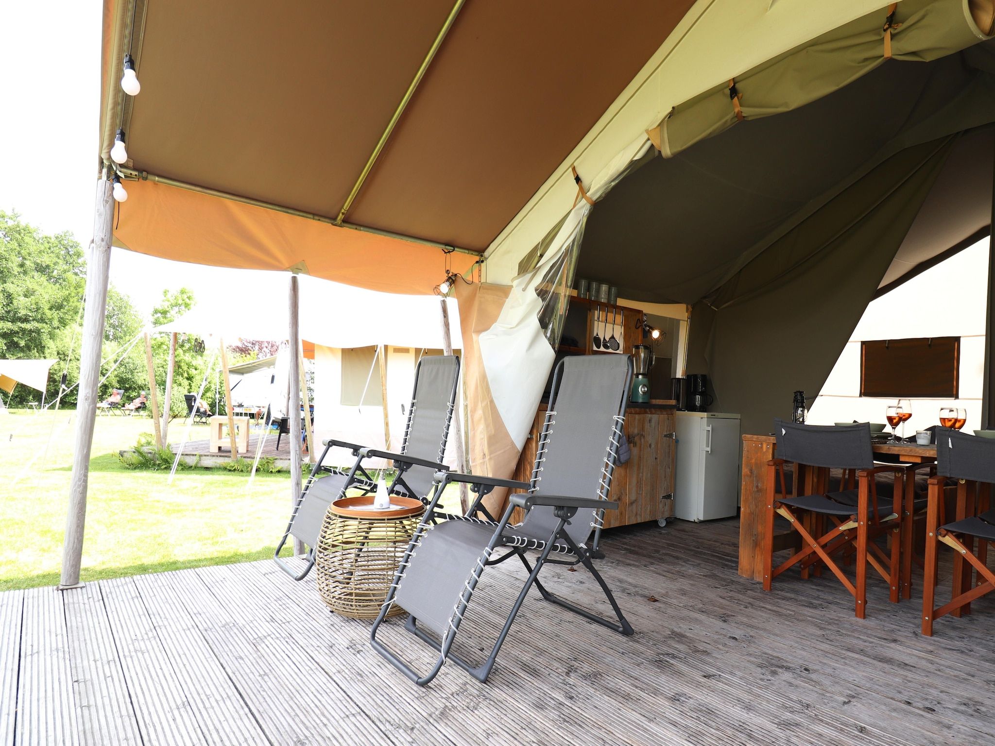 Het terras van Twee safaritenten "Noflik" & "Gaadlik" naast elkaar in Twijzel
