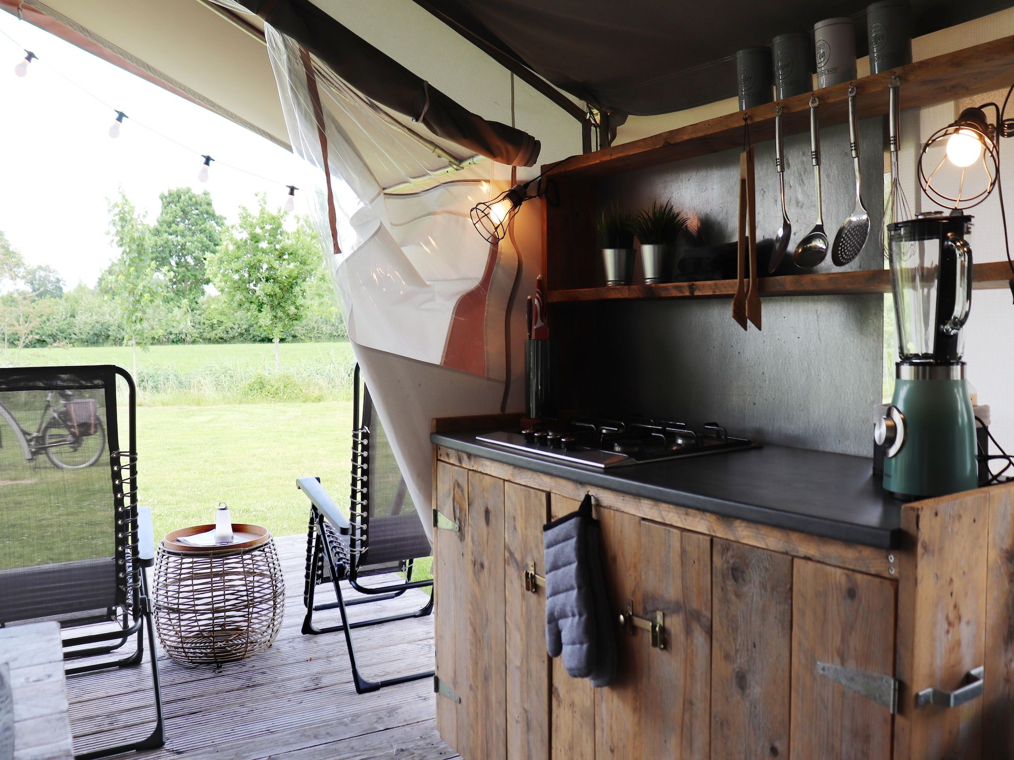 De keuken van Twee safaritenten "Noflik" & "Gaadlik" naast elkaar in Twijzel