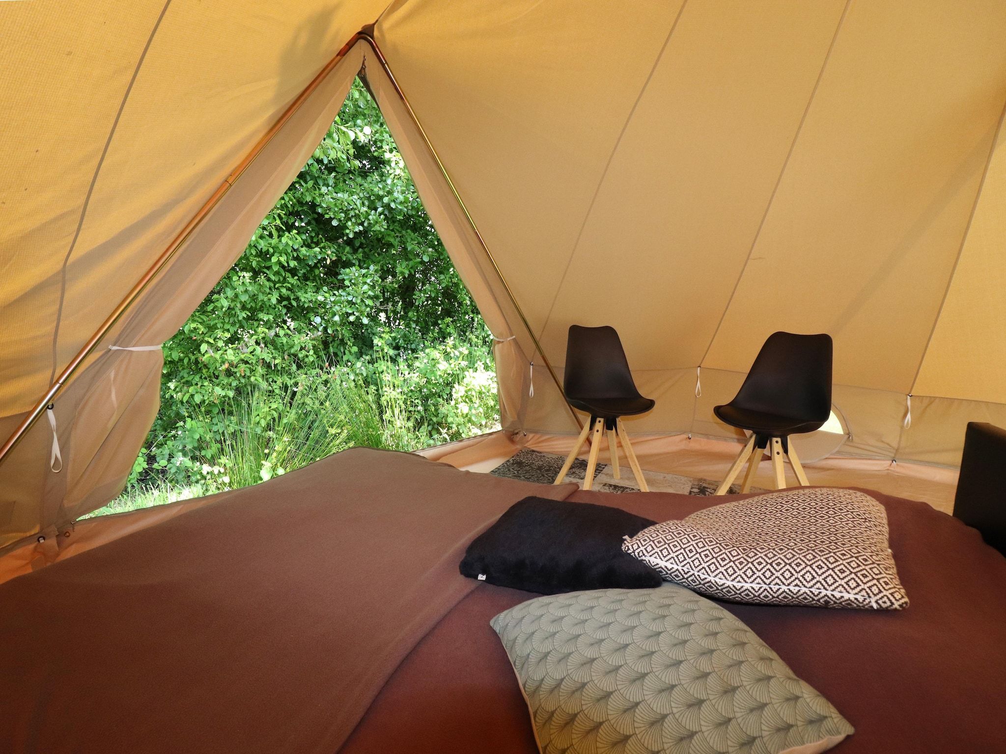 Een slaapkamer van Twee Glamour tenten "Kreas" en "Smuk" naast elkaar in Twijzel