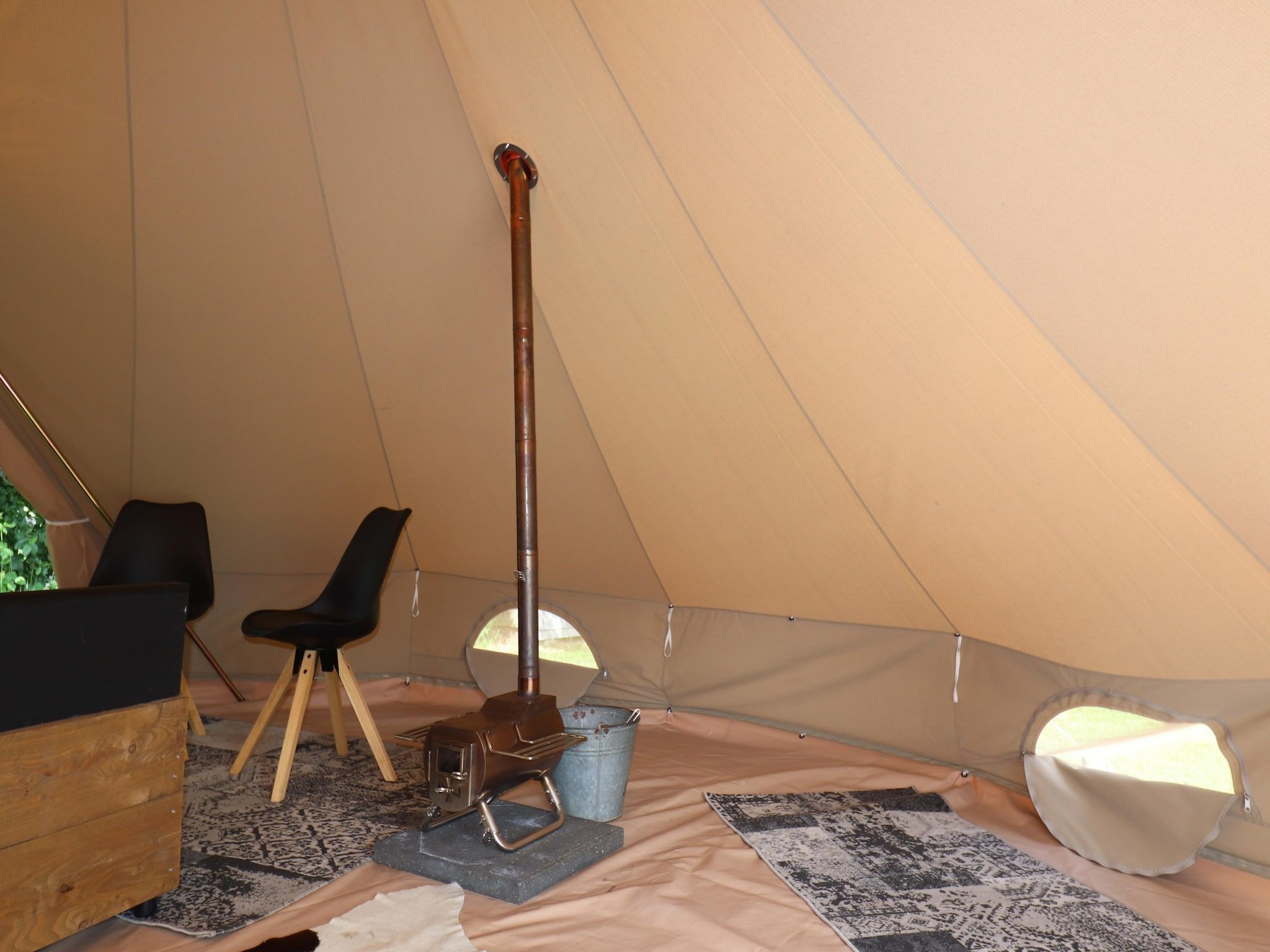 De woonkamer van Twee Glamour tenten "Kreas" en "Smuk" naast elkaar in Twijzel