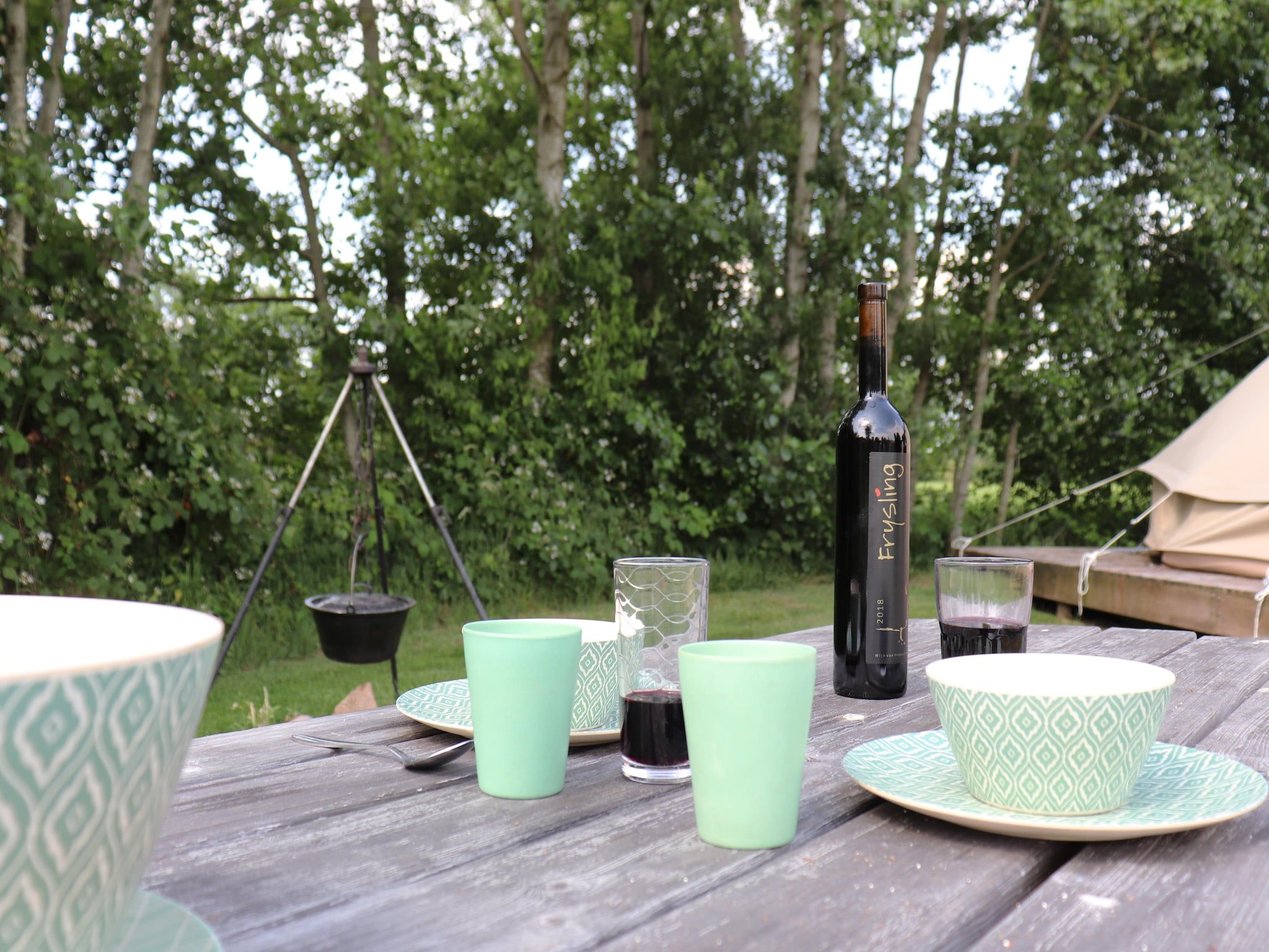 Het terras van Twee Glamour tenten "Kreas" en "Smuk" naast elkaar in Twijzel