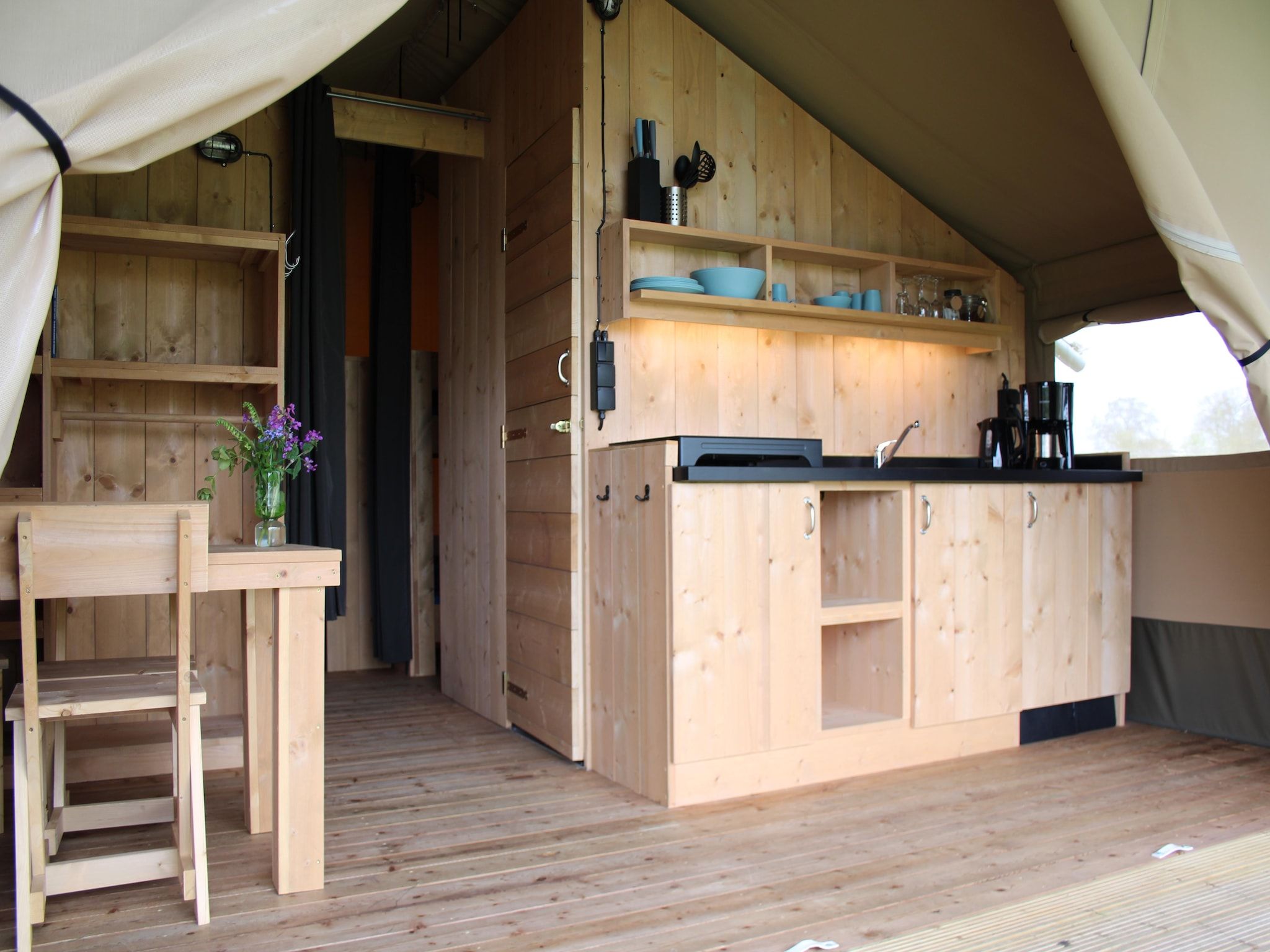De woonkamer van Luxe glamping met badkamer 2 in De Veenhoop