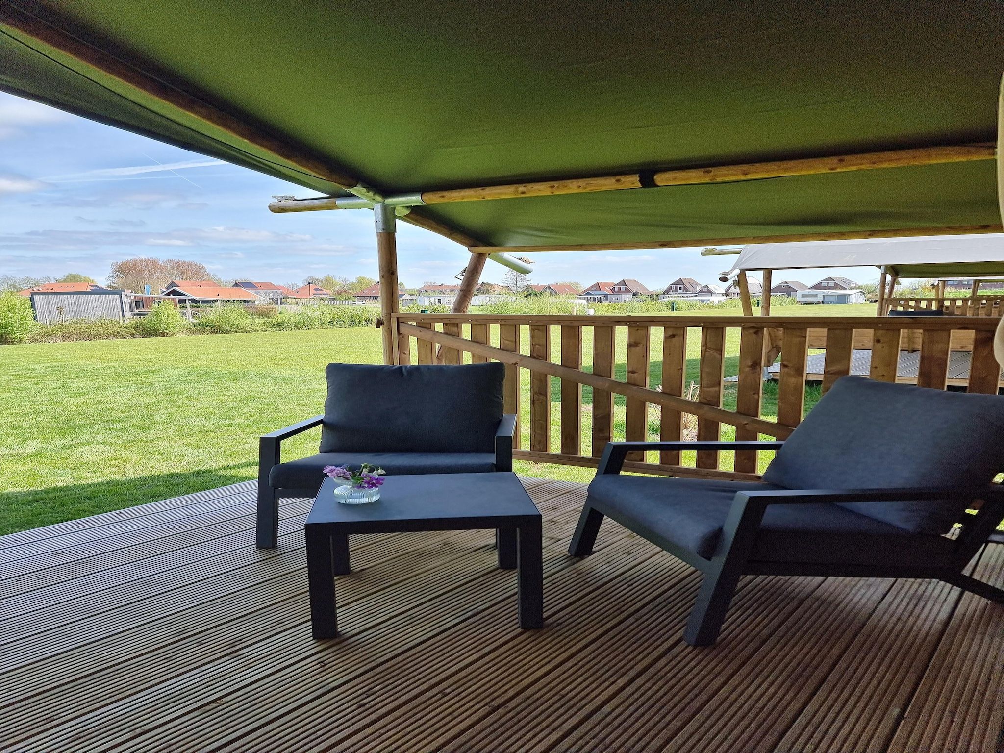 Het terras van Luxe glamping met badkamer 2 in De Veenhoop