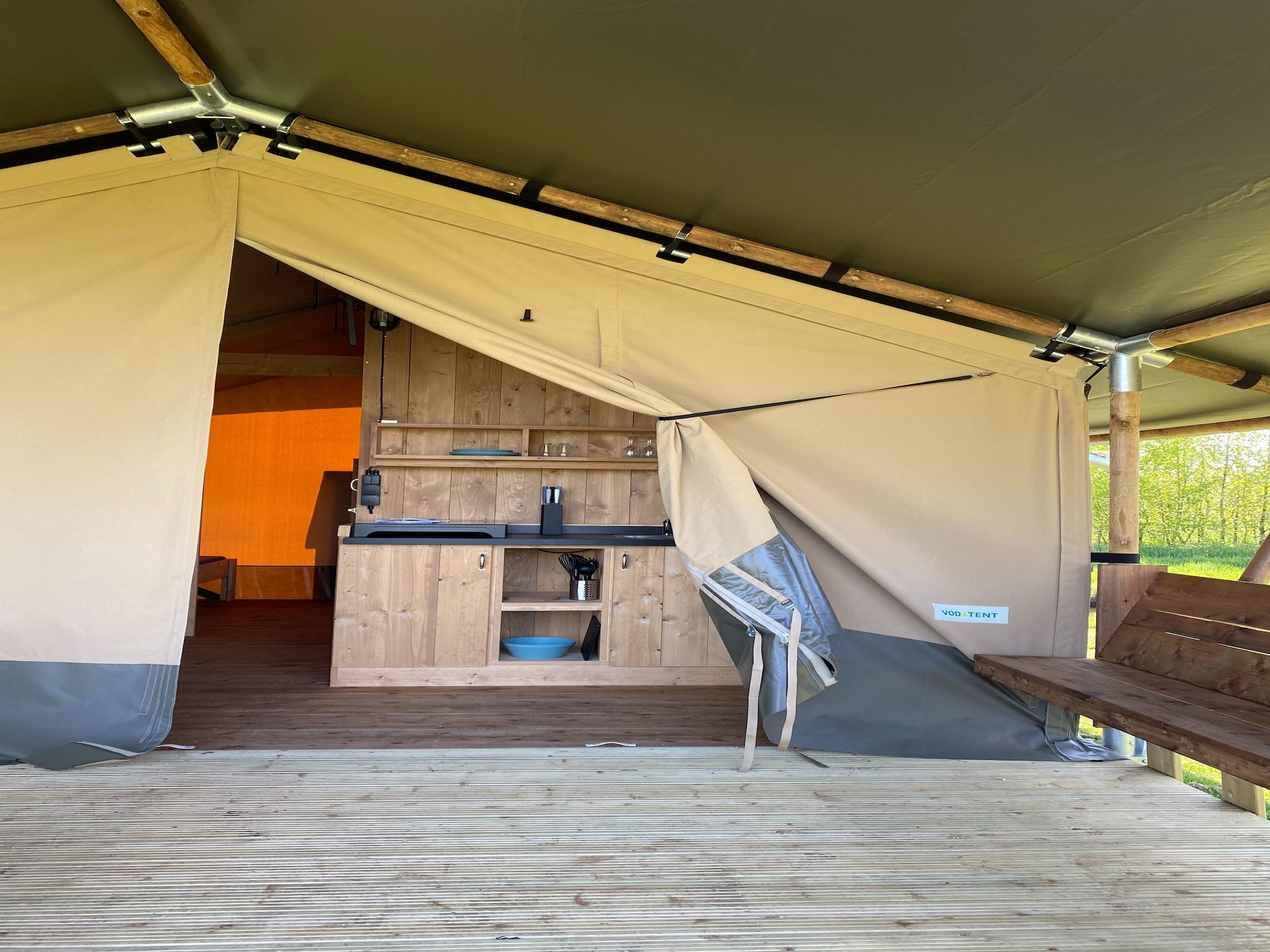 Het terras van Luxe glamping met badkamer 2 in De Veenhoop