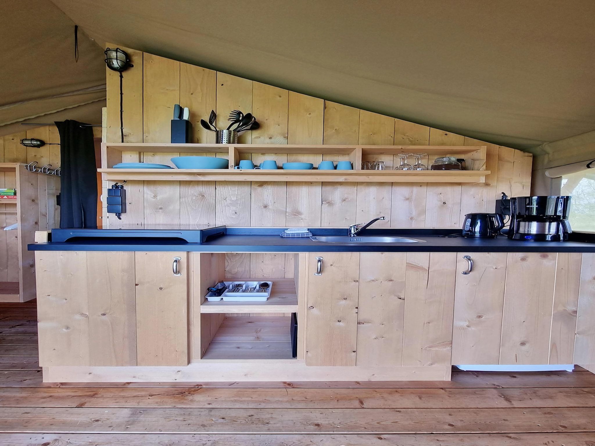 De keuken van Luxe glamping met badkamer 2 in De Veenhoop