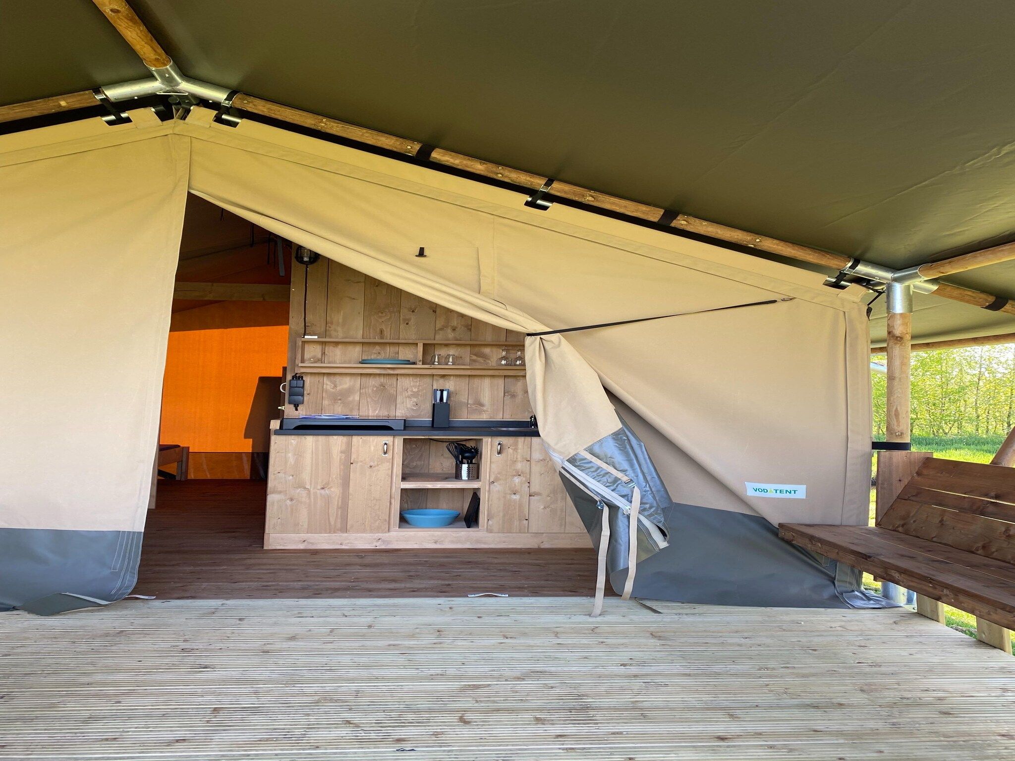 Het terras van Luxe glamping met badkamer 3 in De Veenhoop