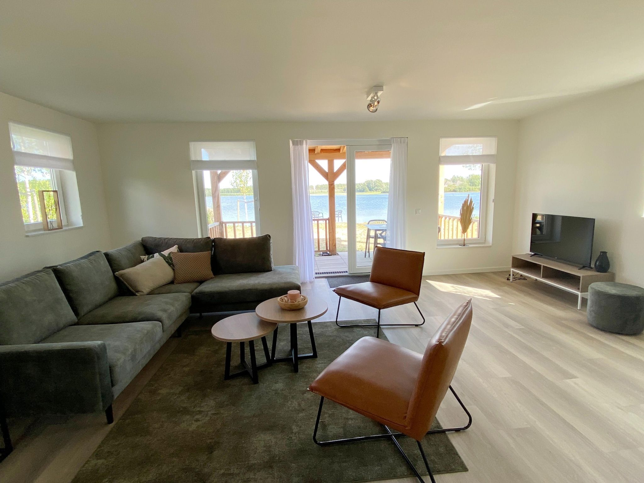 De woonkamer van Lake view villa met zwem- vissteiger in Simonshaven