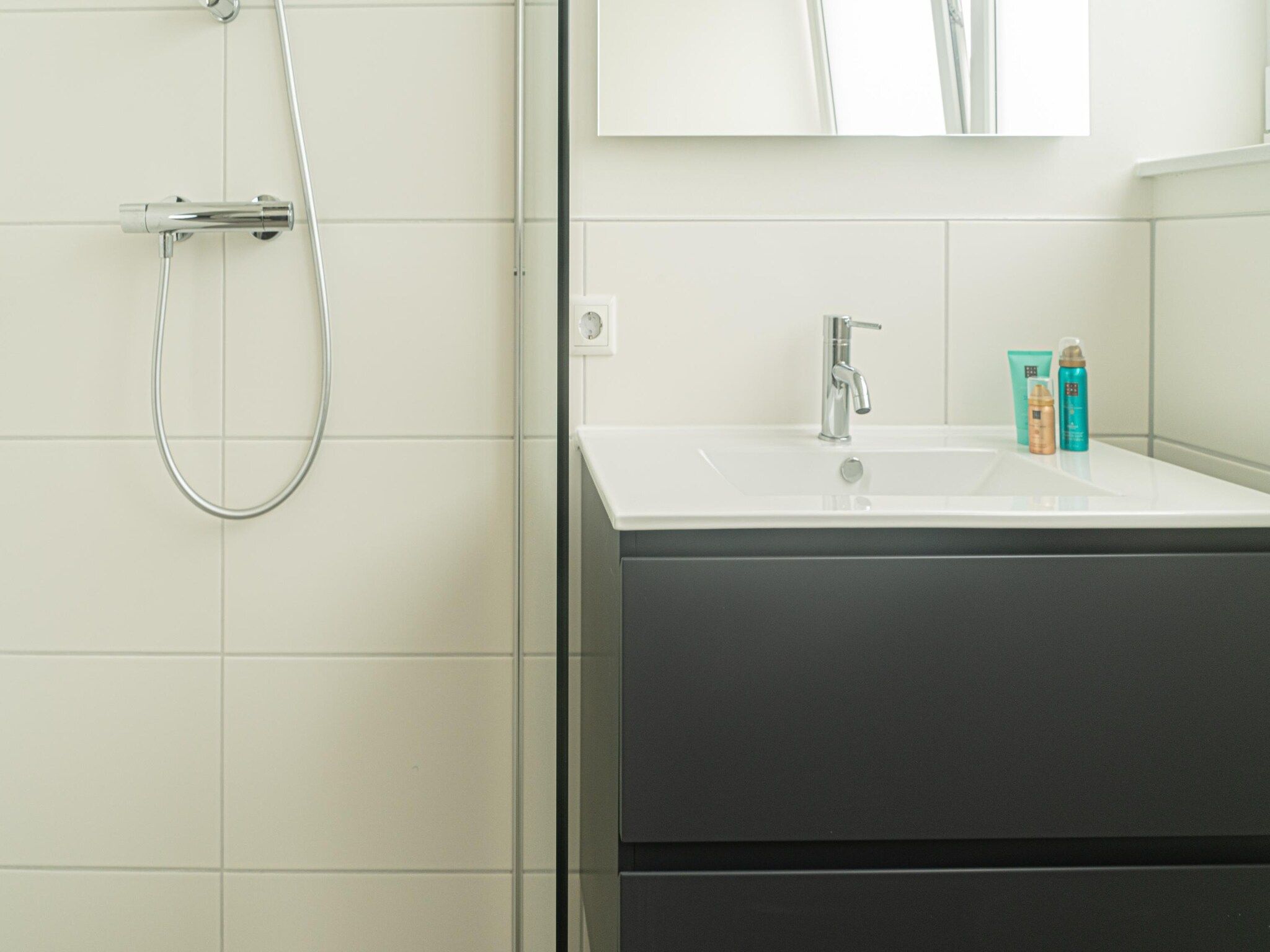 De badkamer van Lake view villa met zwem- vissteiger in Simonshaven