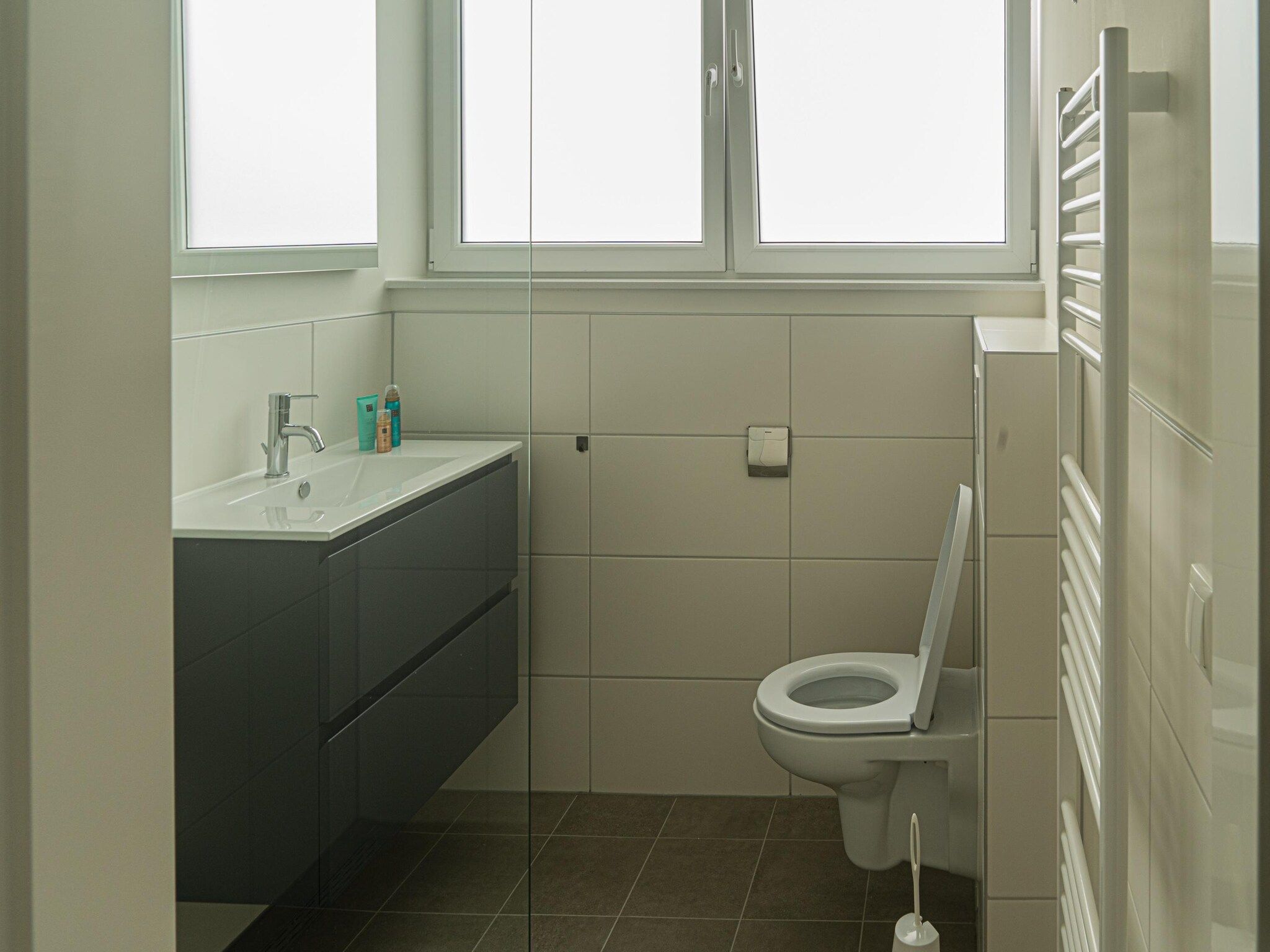 De badkamer van Lake view villa met zwem- vissteiger in Simonshaven