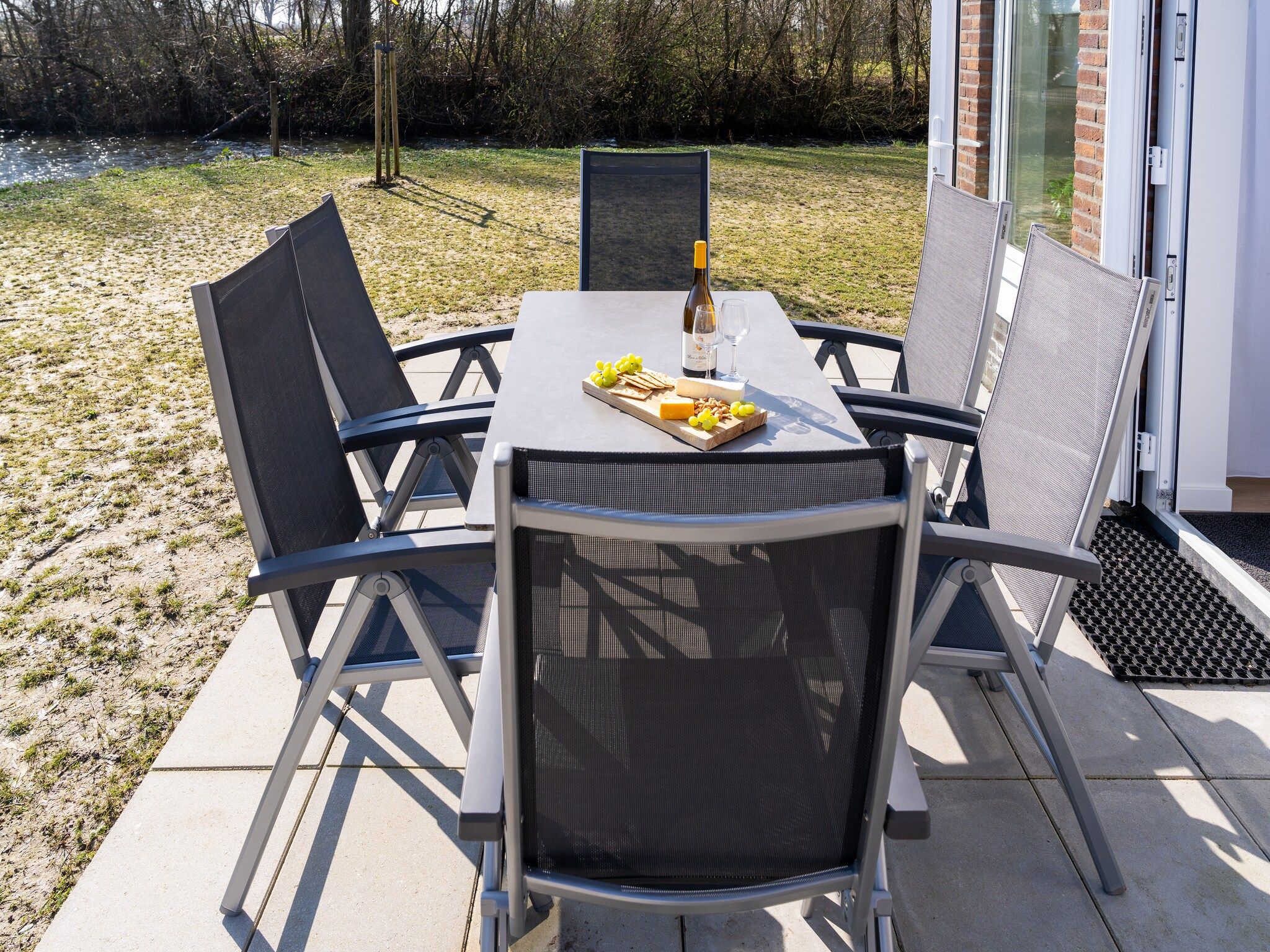 Het terras van Kuifduiker 138c in Simonshaven