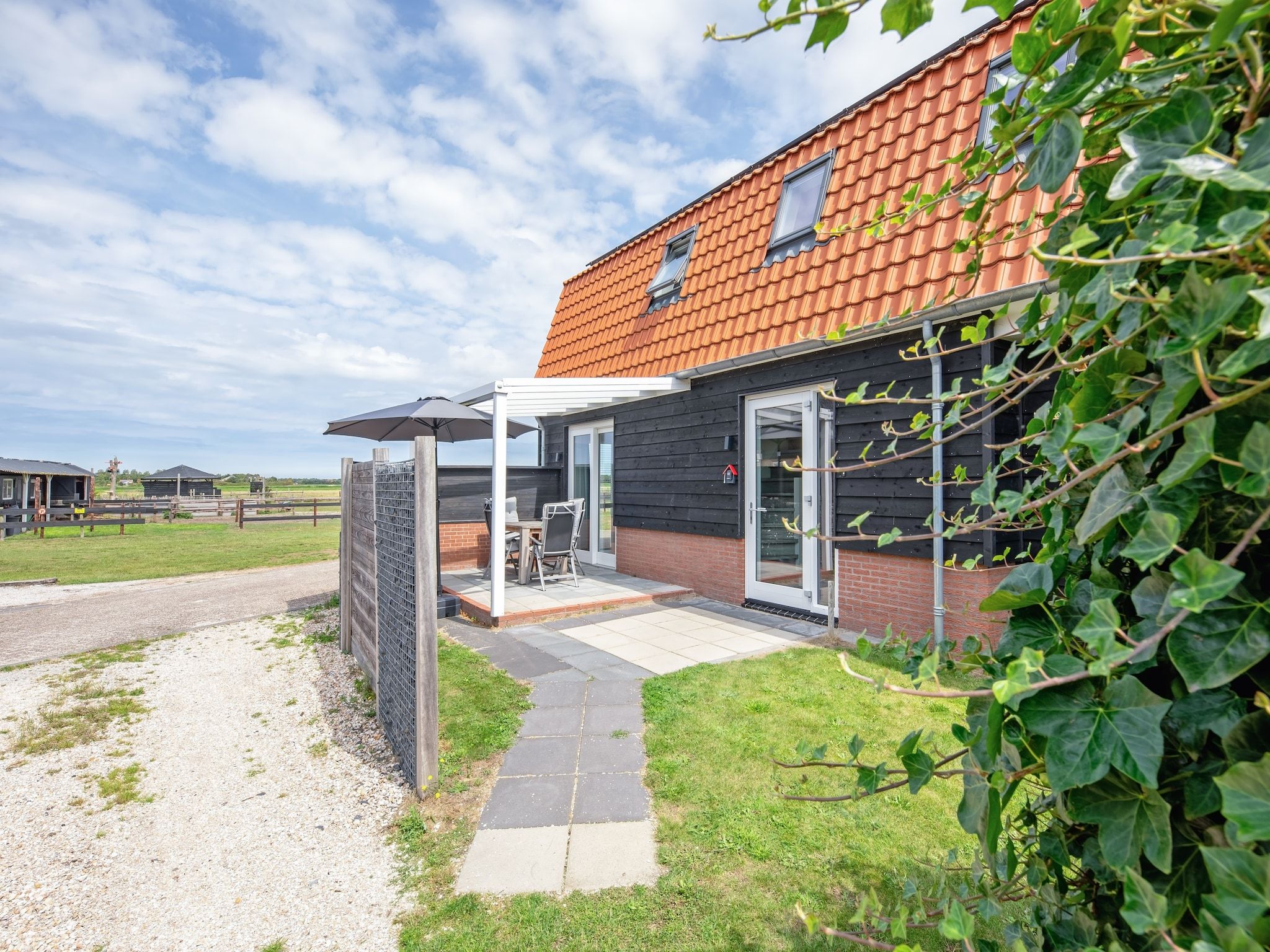 De tuin van Wulpenweid 10 in Den Burg