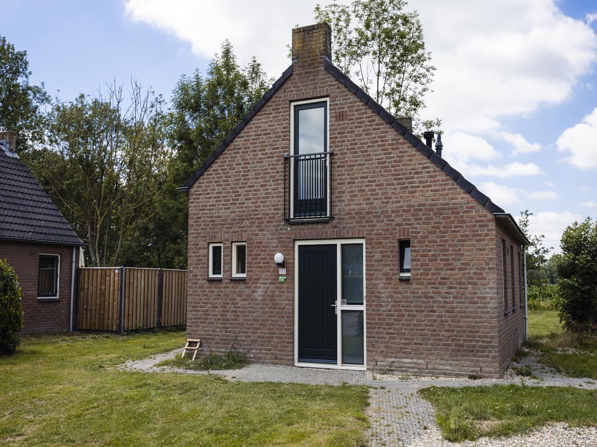 De buitenkant van Vakantiepark 't Broeckhuys 6 in Ewijk