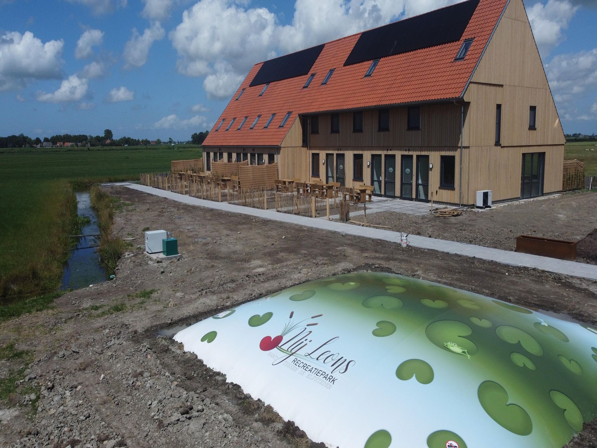 Voorzieningen bij Friese Villa - 6 persoons met sloep optioneel bij te boeken in Leons