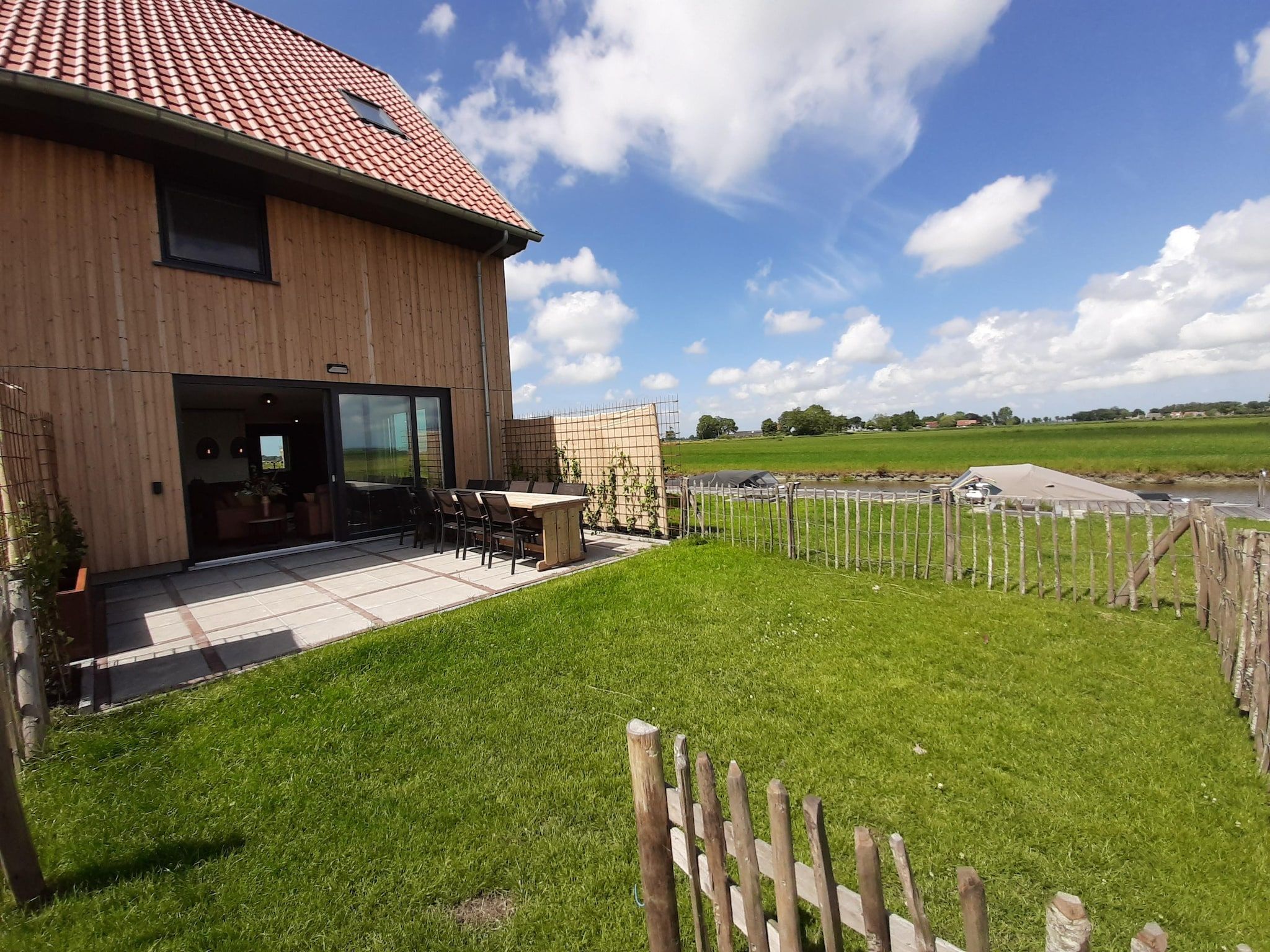 De tuin van Friese Villa 6 pers met sloep optioneel bij te boeken in Leons