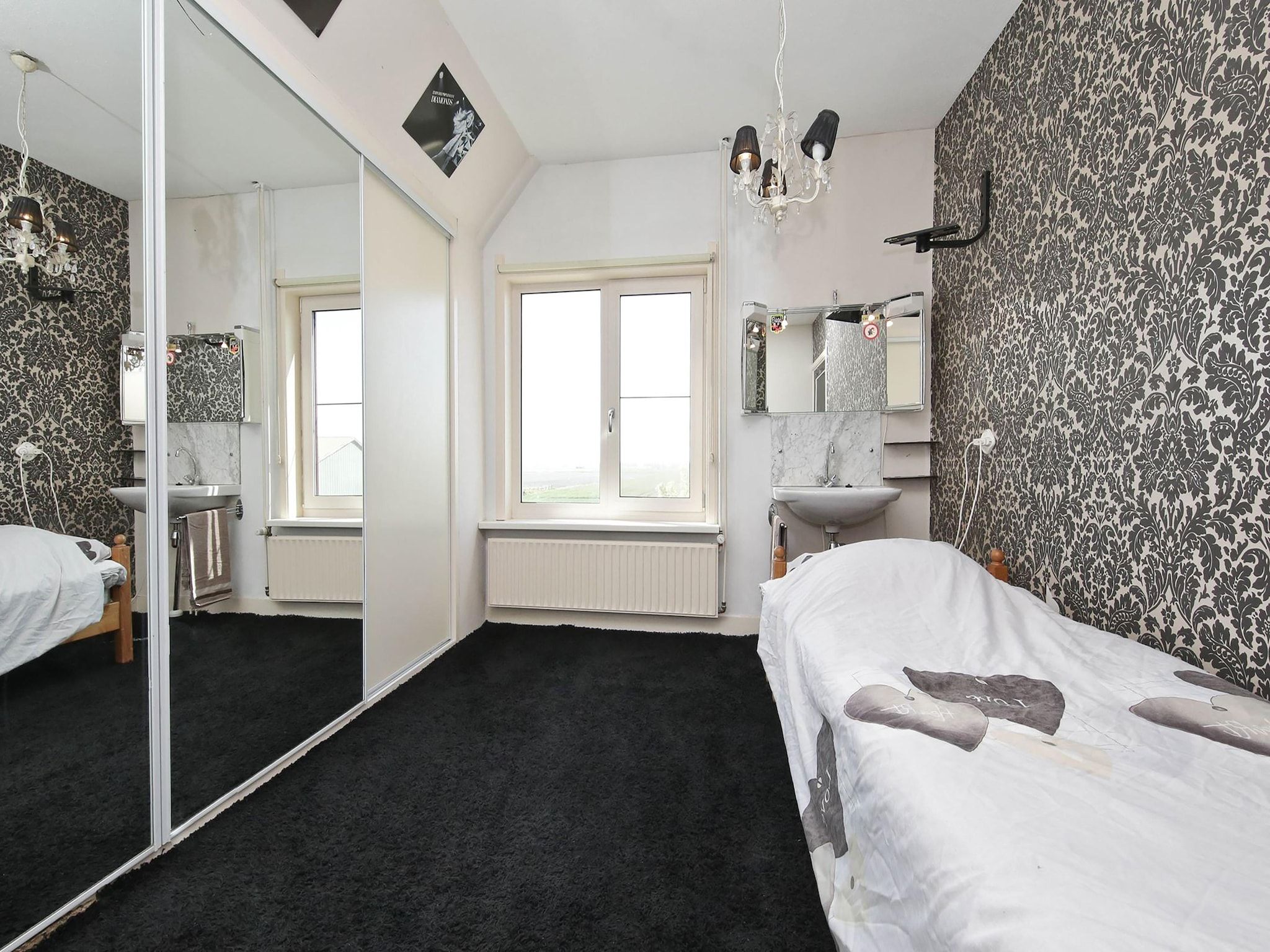 Een slaapkamer van Karakteristiek landhuis met sauna in Noord-Holland