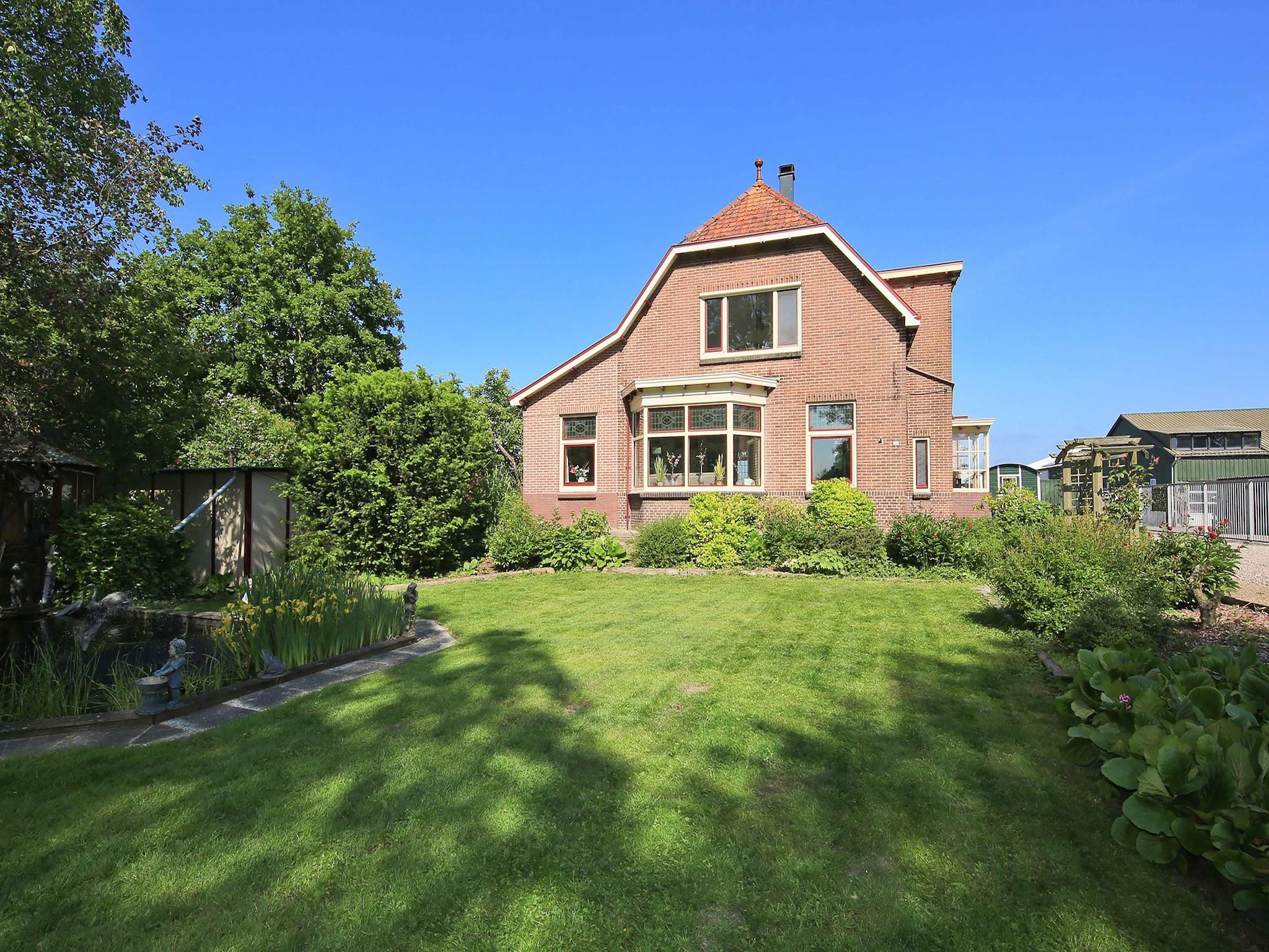 De tuin van Karakteristiek landhuis met sauna in Noord-Holland