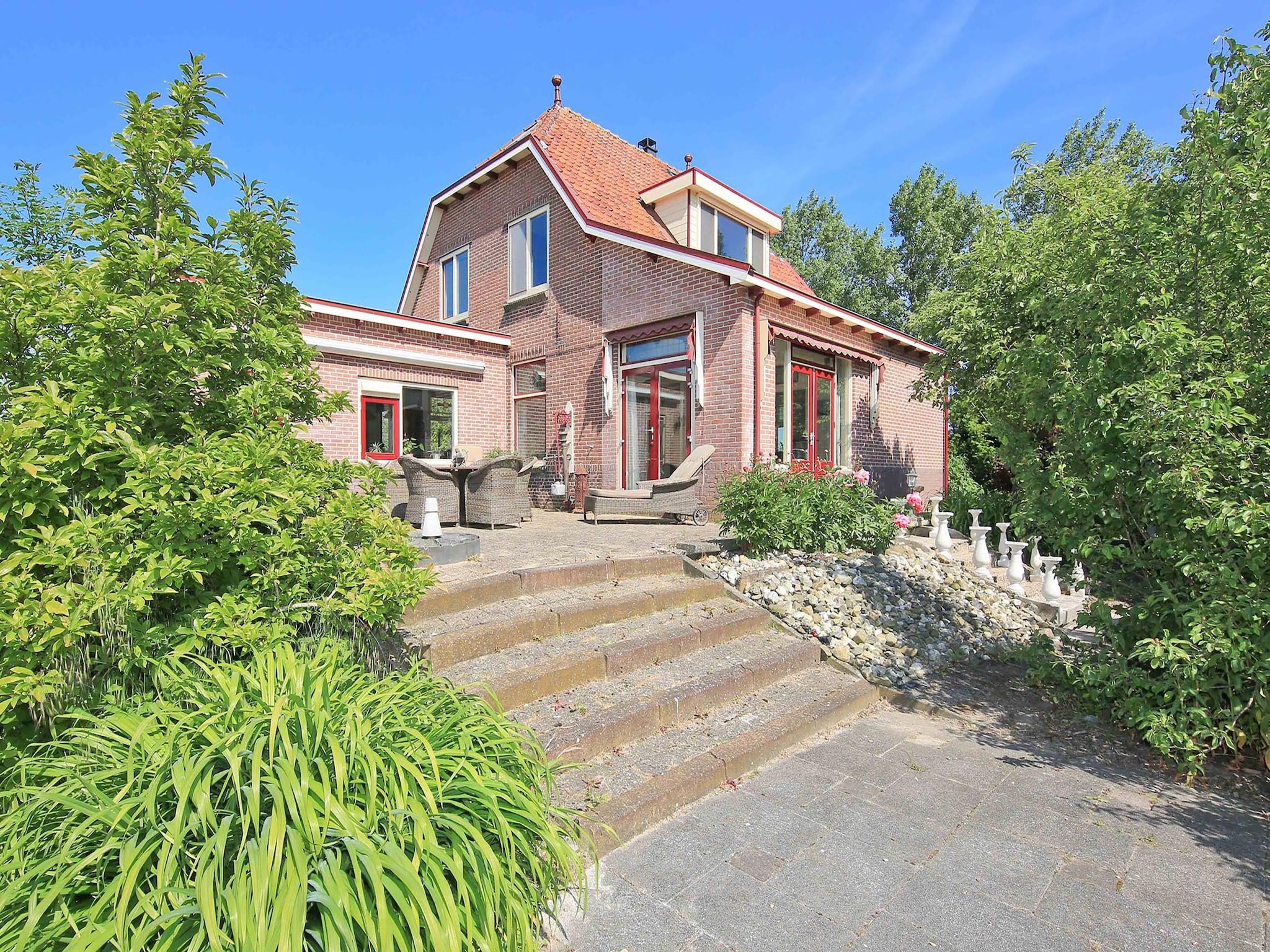 Het terras van Karakteristiek landhuis met sauna in Noord-Holland