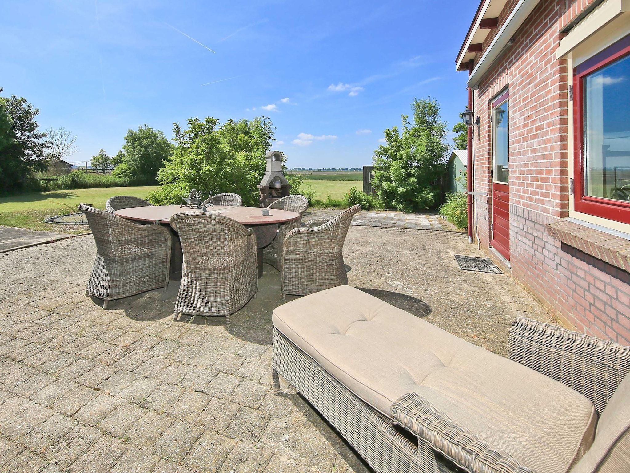 Het terras van Karakteristiek landhuis met sauna in Noord-Holland