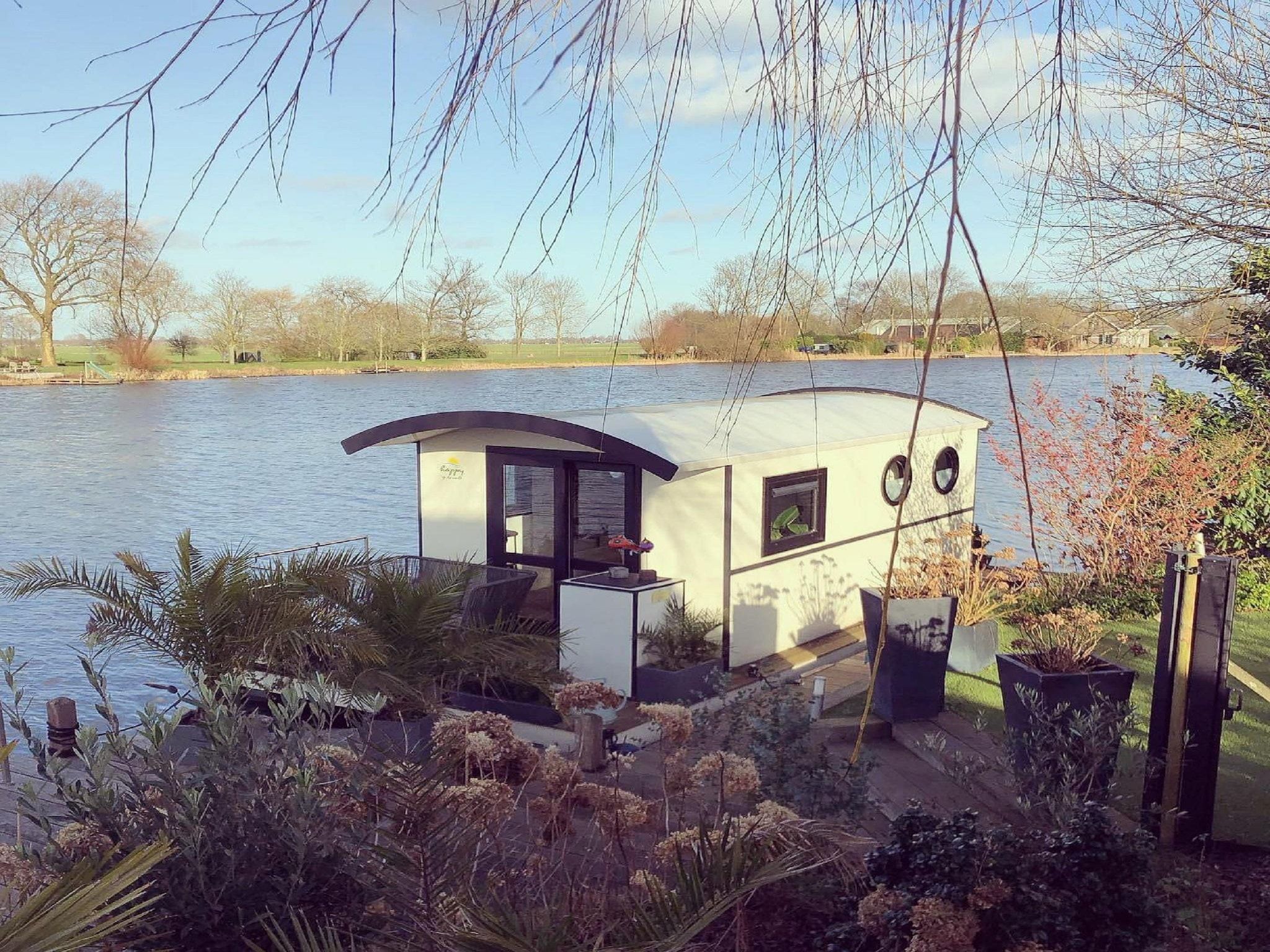 De buitenkant van Recreatiepark Rhederlaagse Meren 21 in Lathum