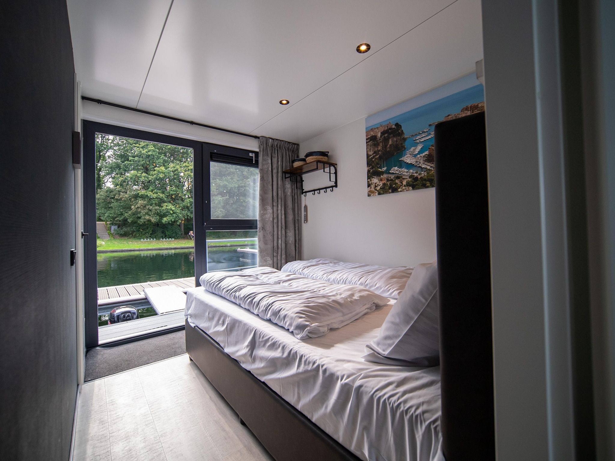 Een slaapkamer van Houseboat Marina Mookerplas 2 in Middelaar