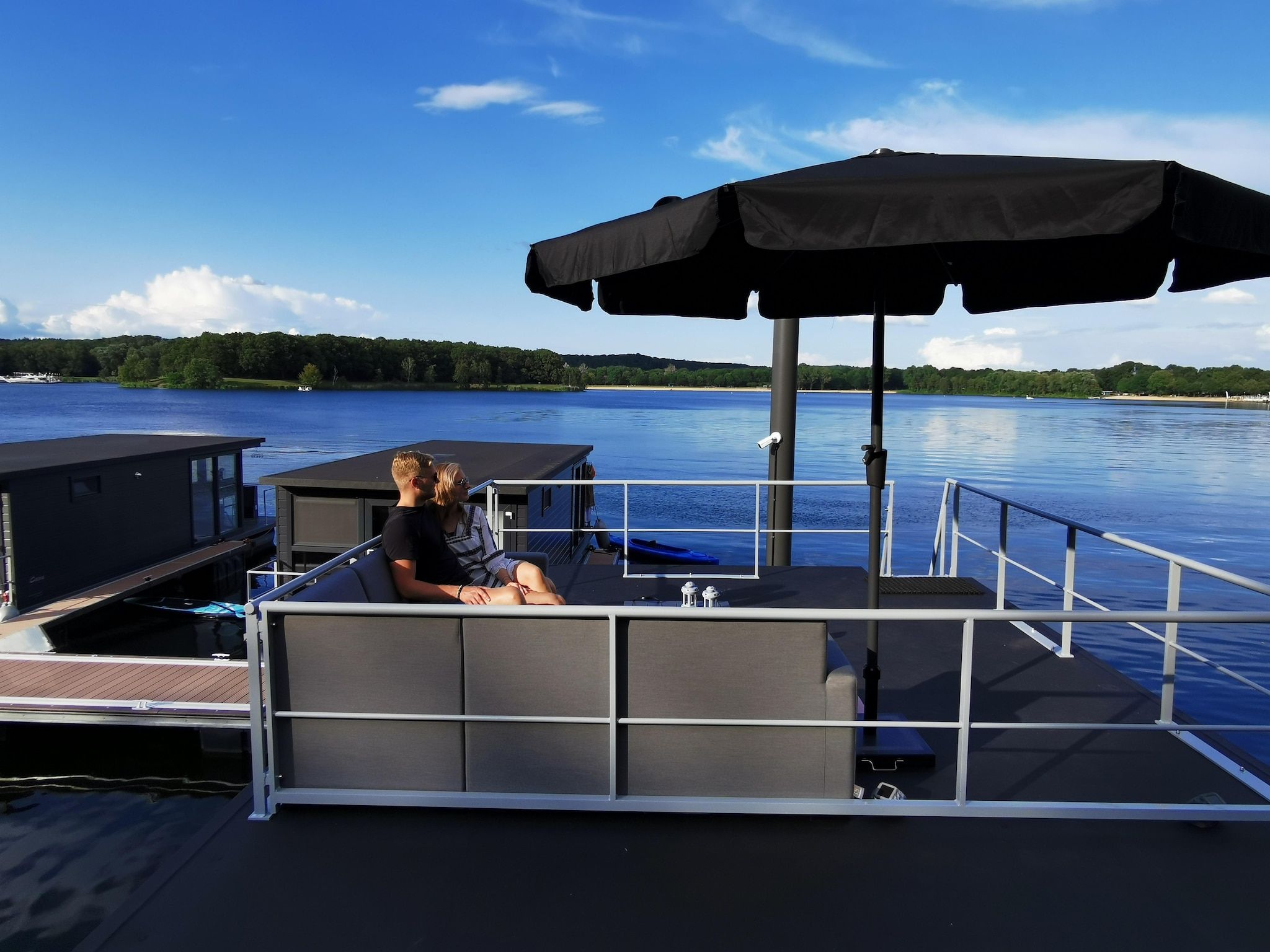 Het terras van Houseboat Marina Mookerplas 2 in Middelaar