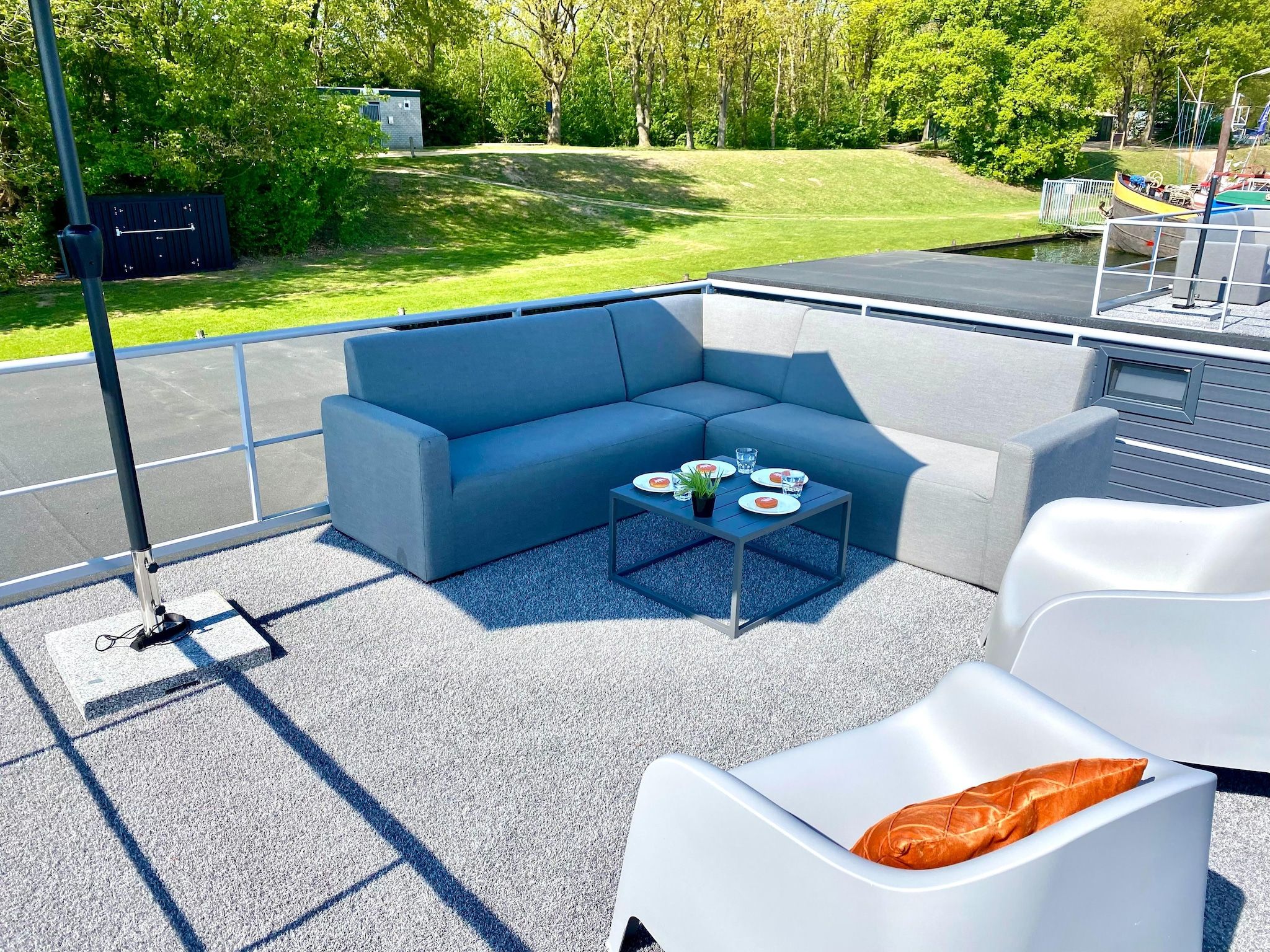 Het terras van Houseboat Marina Mookerplas 2 in Middelaar
