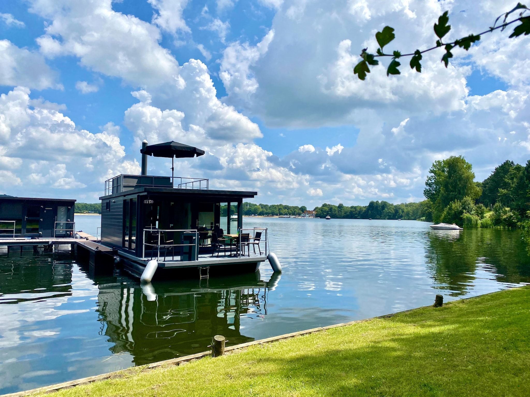Het uitzicht vanaf Houseboat Marina Mookerplas 2 in Middelaar