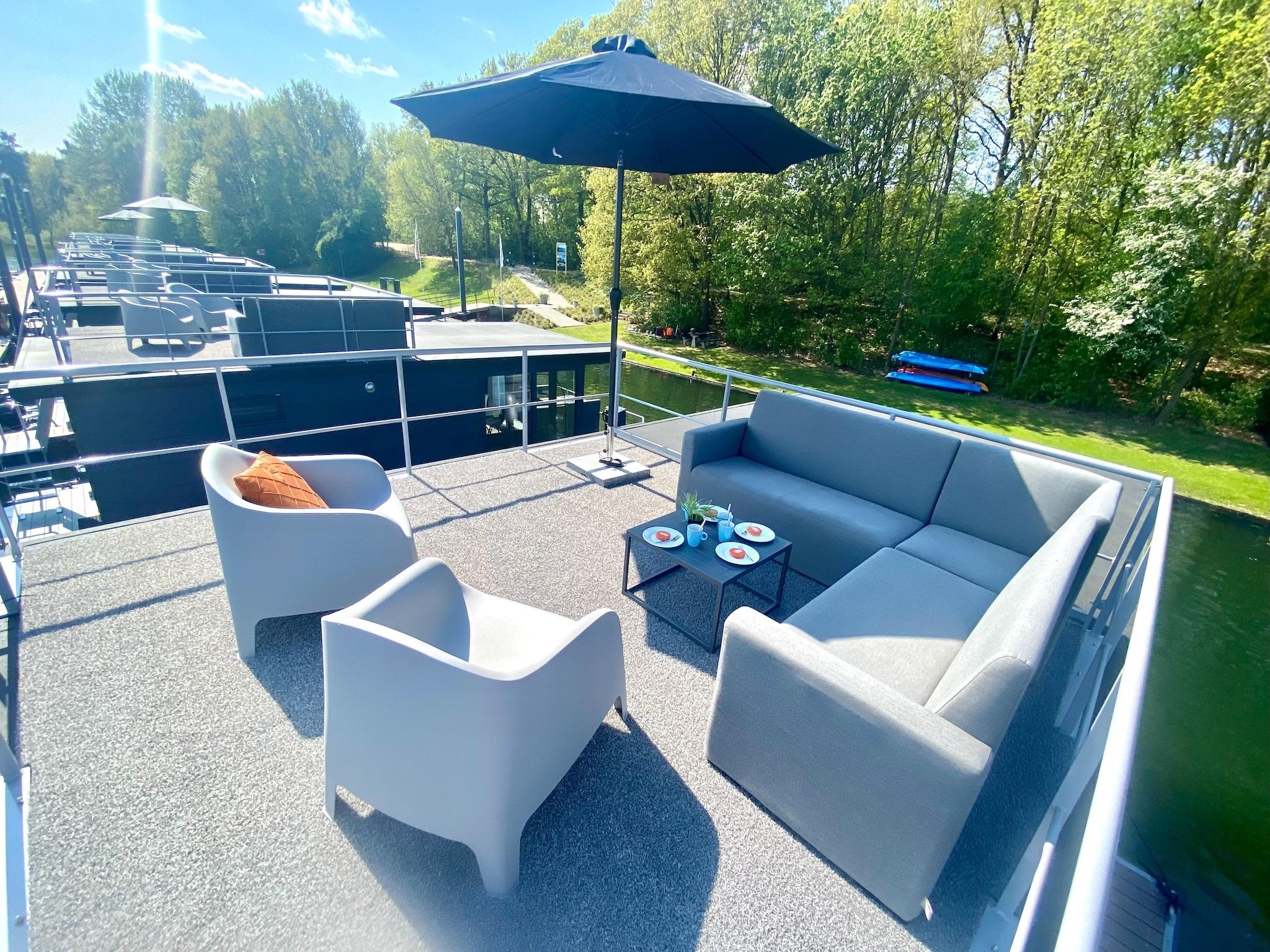 Het terras van Houseboat Marina Mookerplas 2 in Middelaar