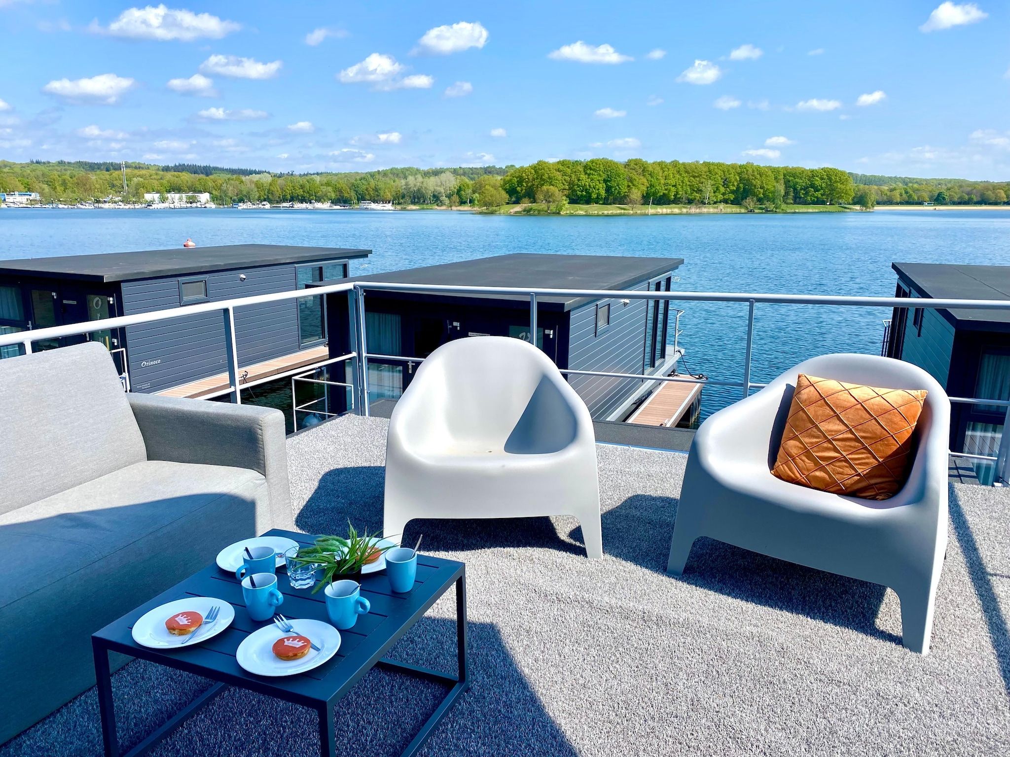 Het terras van Houseboat Marina Mookerplas 2 in Middelaar