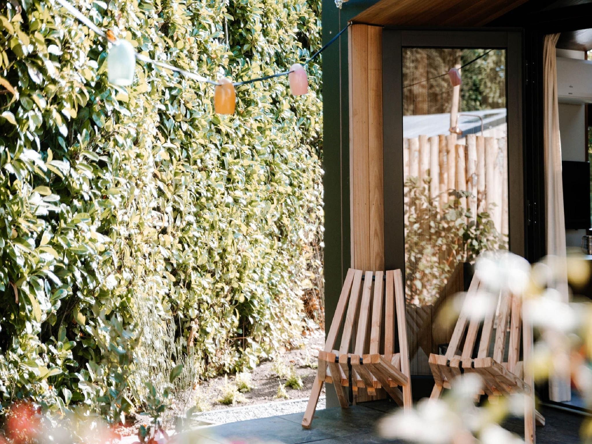 Het terras van Landgoed De IJsvogel 12 in Voorthuizen