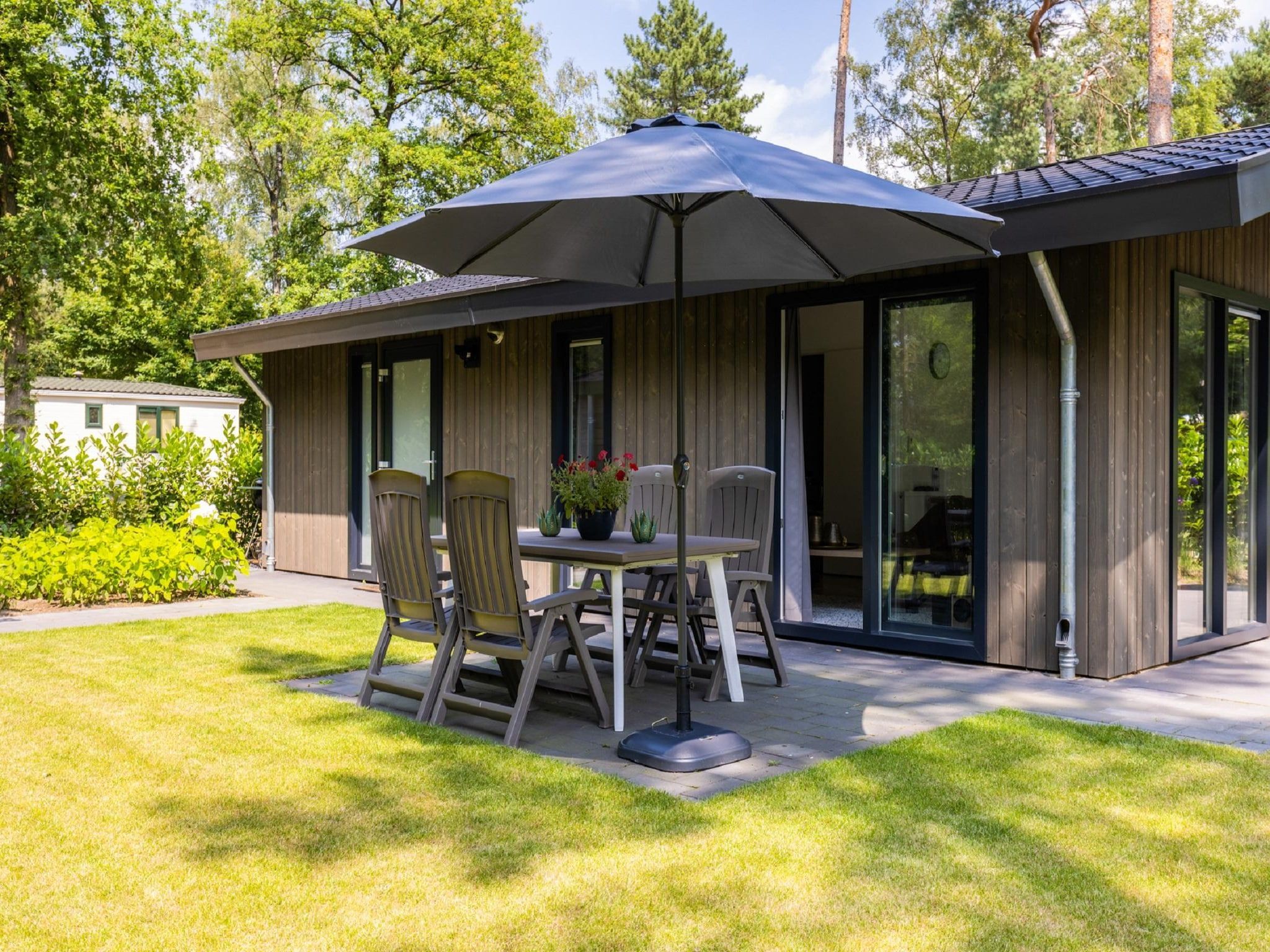 Het terras van Vakantiepark Latour 8 in Oirschot