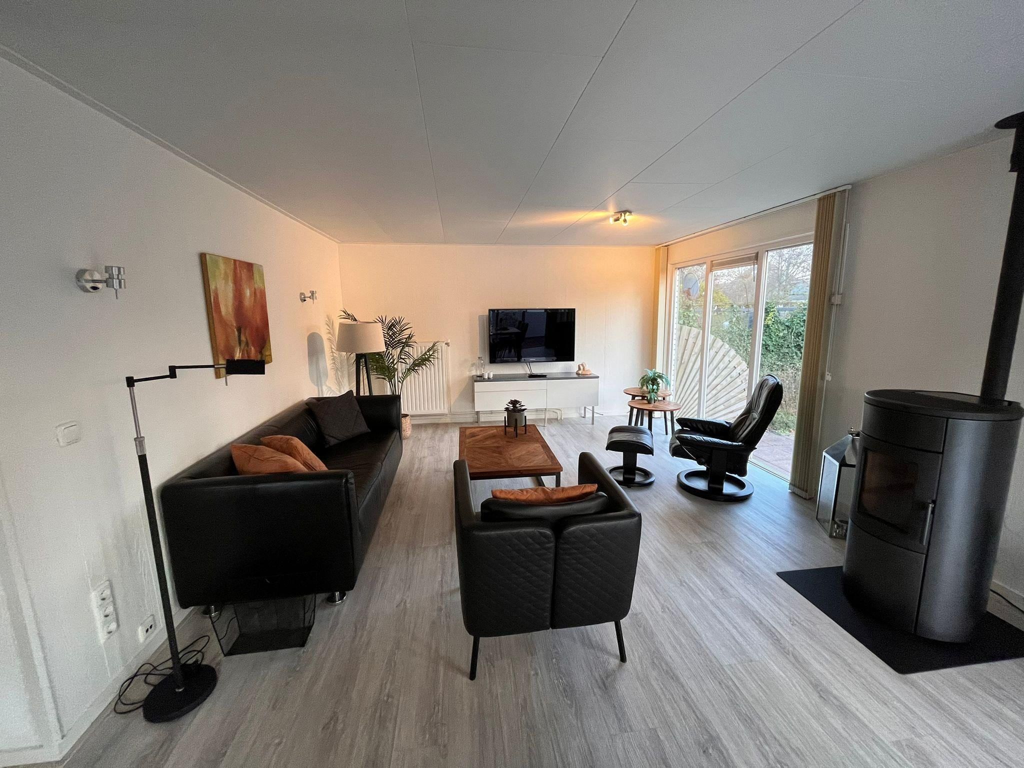 De woonkamer van Fijne bungalow in Makkum in Friesland